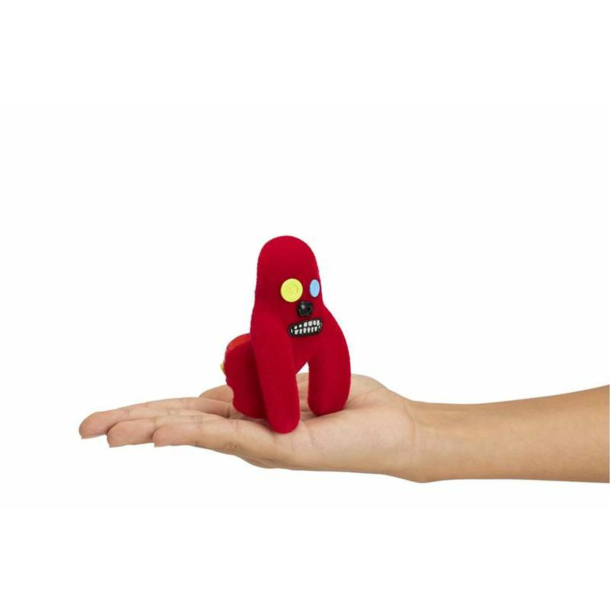 Ein kleines, rotes Plüschtier eines Monsters wird in einer Hand gehalten. Es hat mehrere Augen und einen breiten Mund.