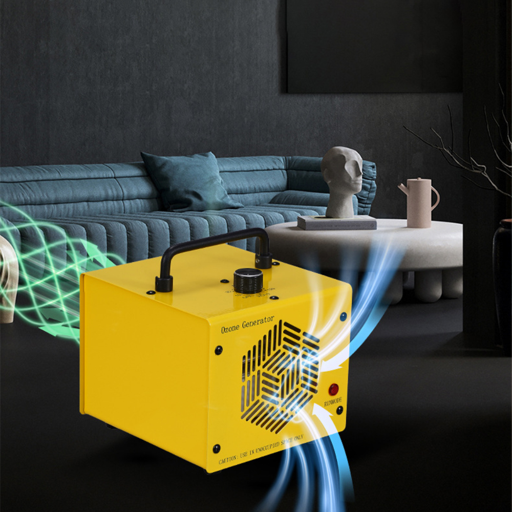Gelber Ozongenerator in einem Wohnzimmer. Blaue und grüne Wellenlinien umgeben ihn. Sofa, Statue und Tisch im Hintergrund.