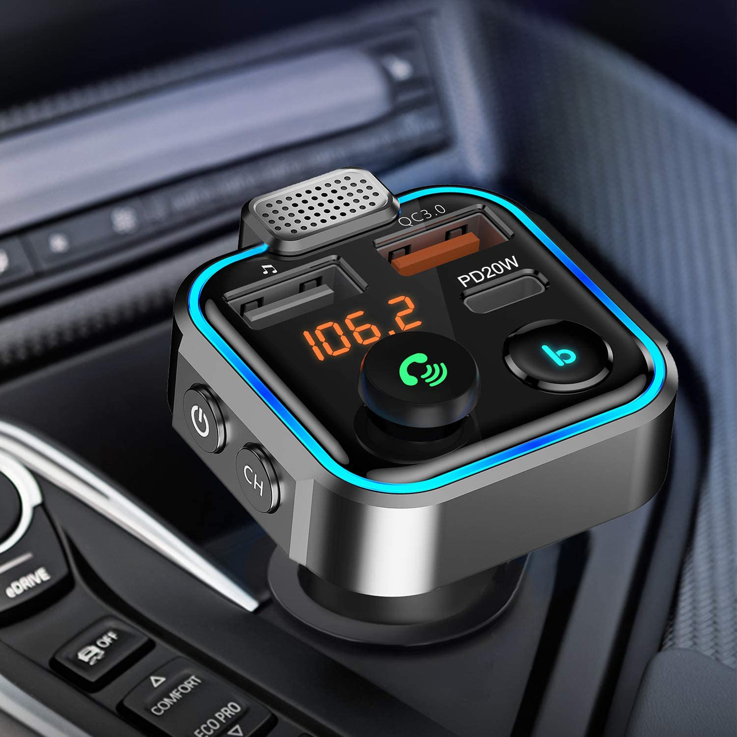 Schwarzes Autoladegerät mit blauem Licht, Digitalanzeige und USB-Anschlüssen, im Auto.