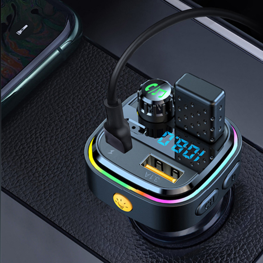 Schwarzes Autoladegerät mit USB, Anzeige 108.1 und Knopf.