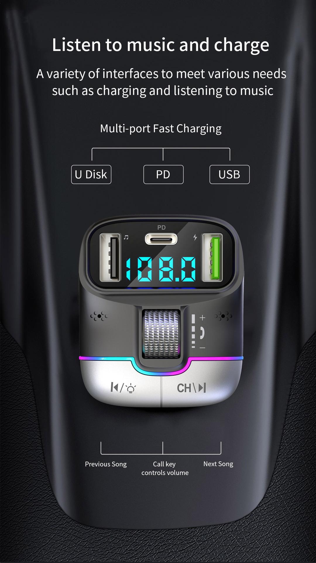 Autoladegerät mit Anschlüssen, darunter USB und PD, und einem Display mit Zahlen. Das Ladegerät befindet sich in einem Auto.