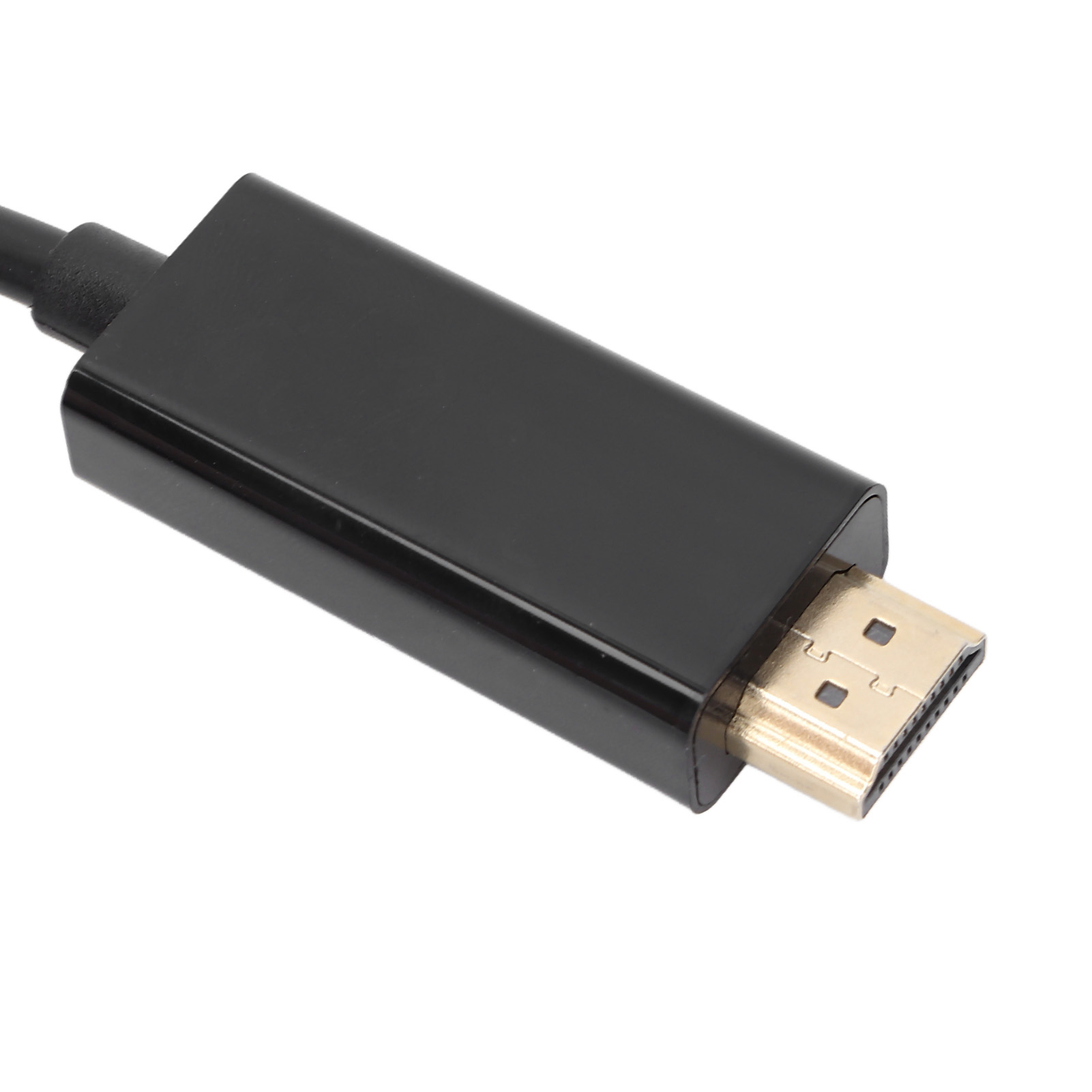 Nahaufnahme eines schwarzen HDMI-Kabels mit goldfarbenem Stecker. Das Kabel liegt auf weißem Grund.