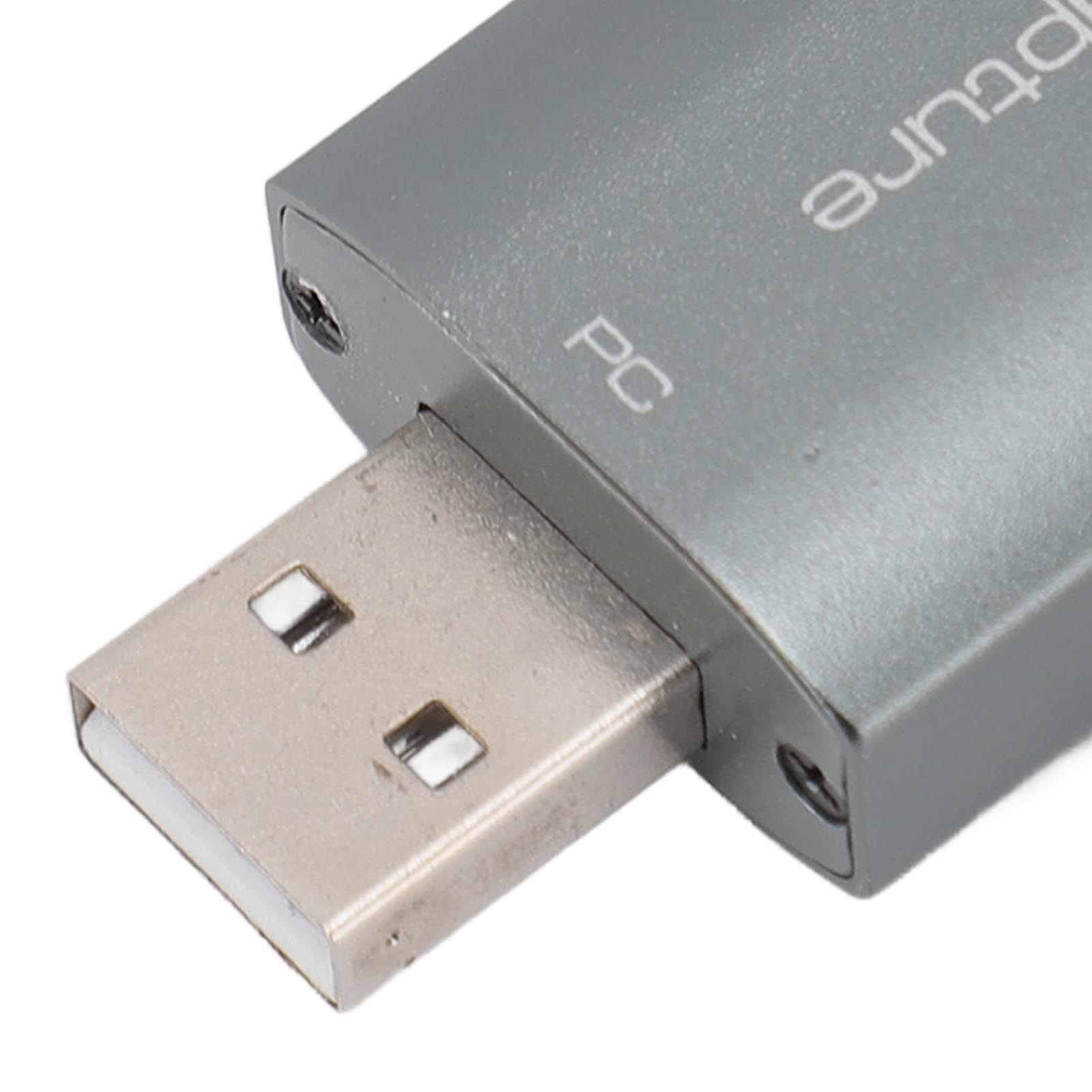 Nahaufnahme eines grauen USB-Anschlusses an einem Gerät. Das Gerät ist grau und hat PC.