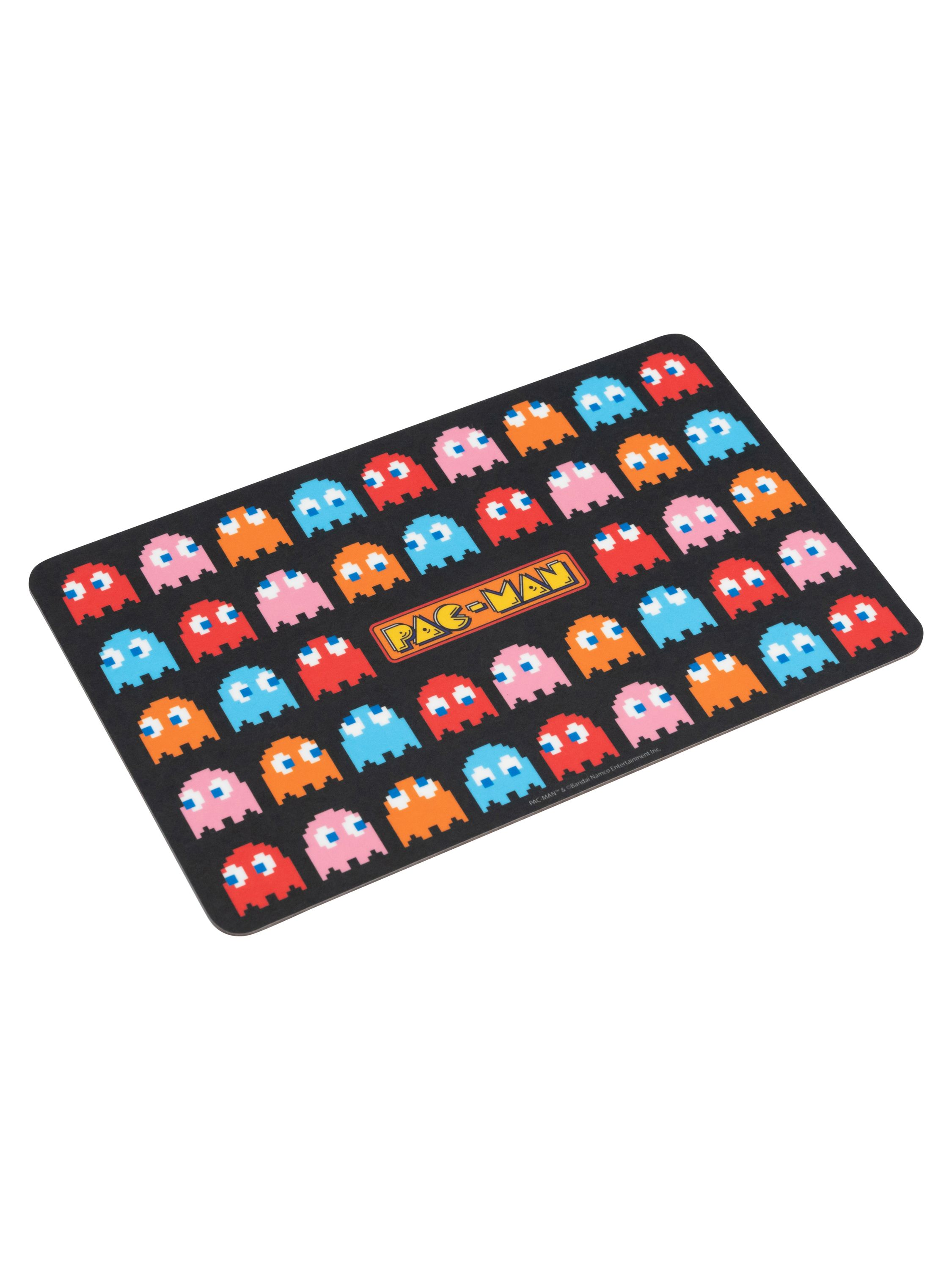 Schwarze rechteckige Matte mit Pac-Man-Geistern in verschiedenen Farben auf schwarzem Grund.
