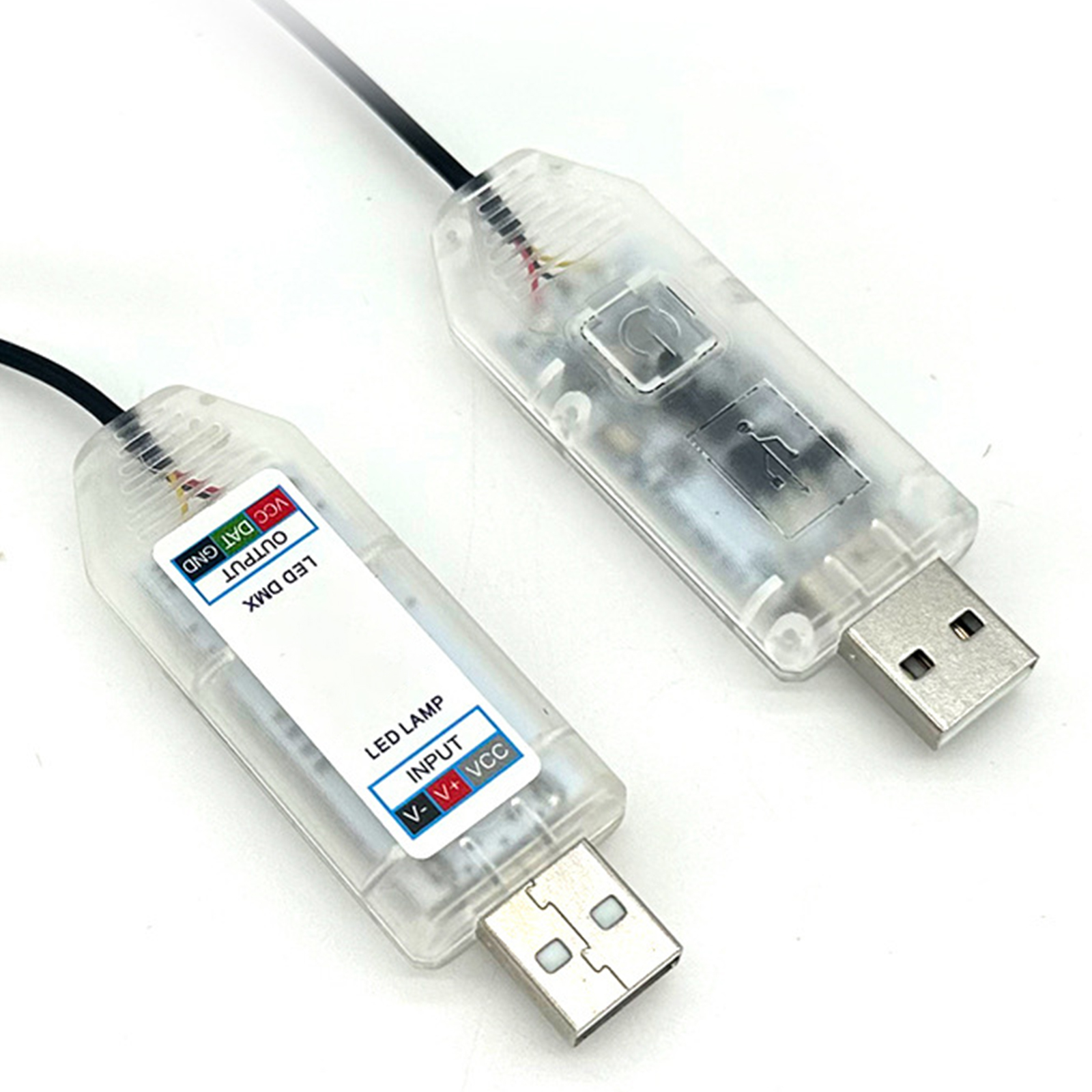 Zwei USB-zu-DMX-Adapter. Klares Kunststoffgehäuse mit USB-Anschluss und DMX-Ausgang.