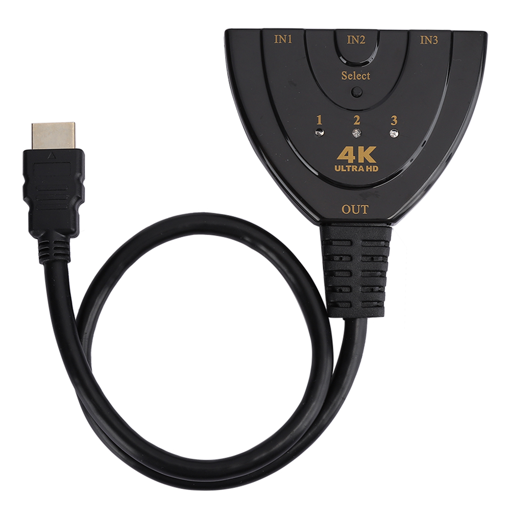 Schwarzer HDMI-Switch mit drei Eingängen und einem Ausgang. Er hat ein schwarzes Kabel.