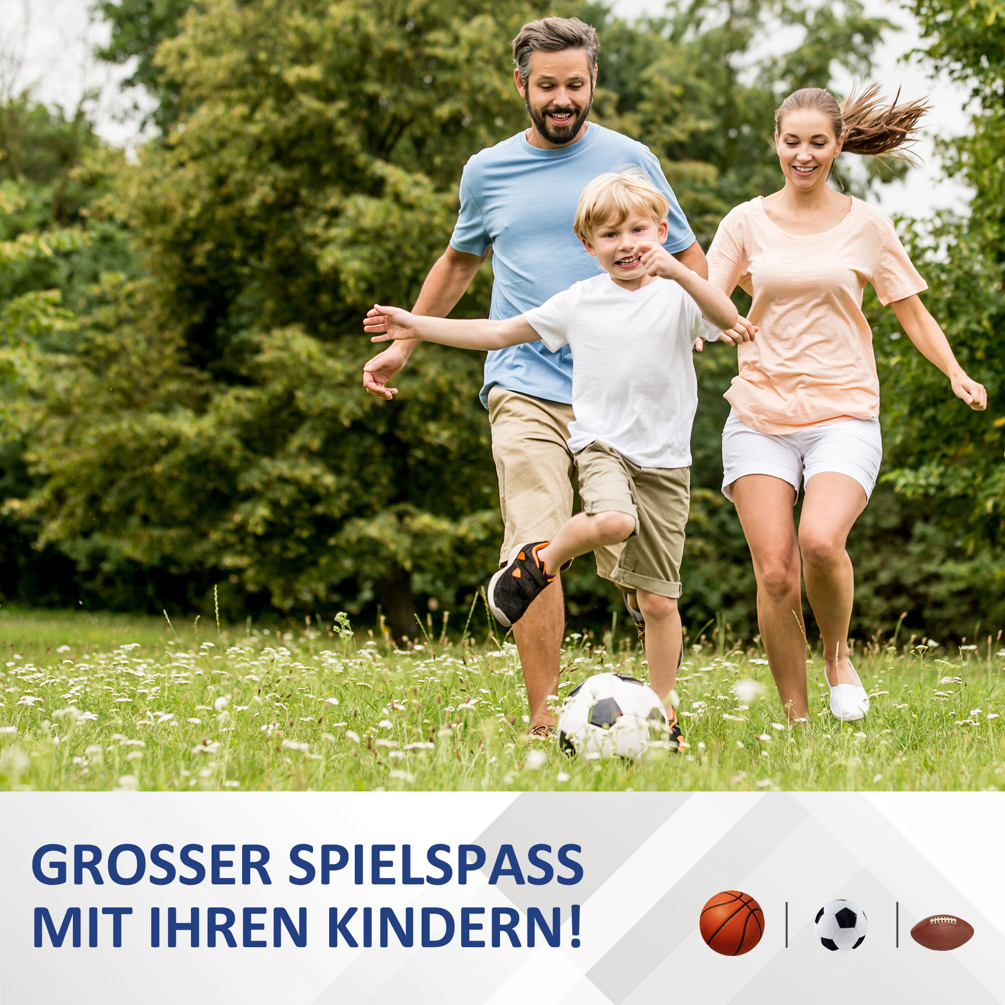 Familie spielt Fußball auf einer Wiese, mit einem Fußball im Vordergrund.