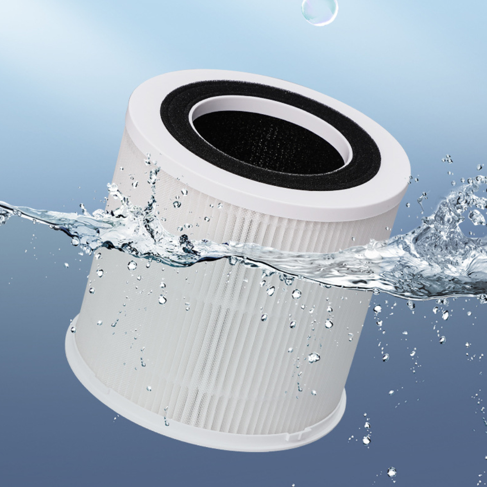 Luftfilter, weiß mit schwarzem Rand, in Wasser. Blasen drumherum. Blauer Hintergrund.