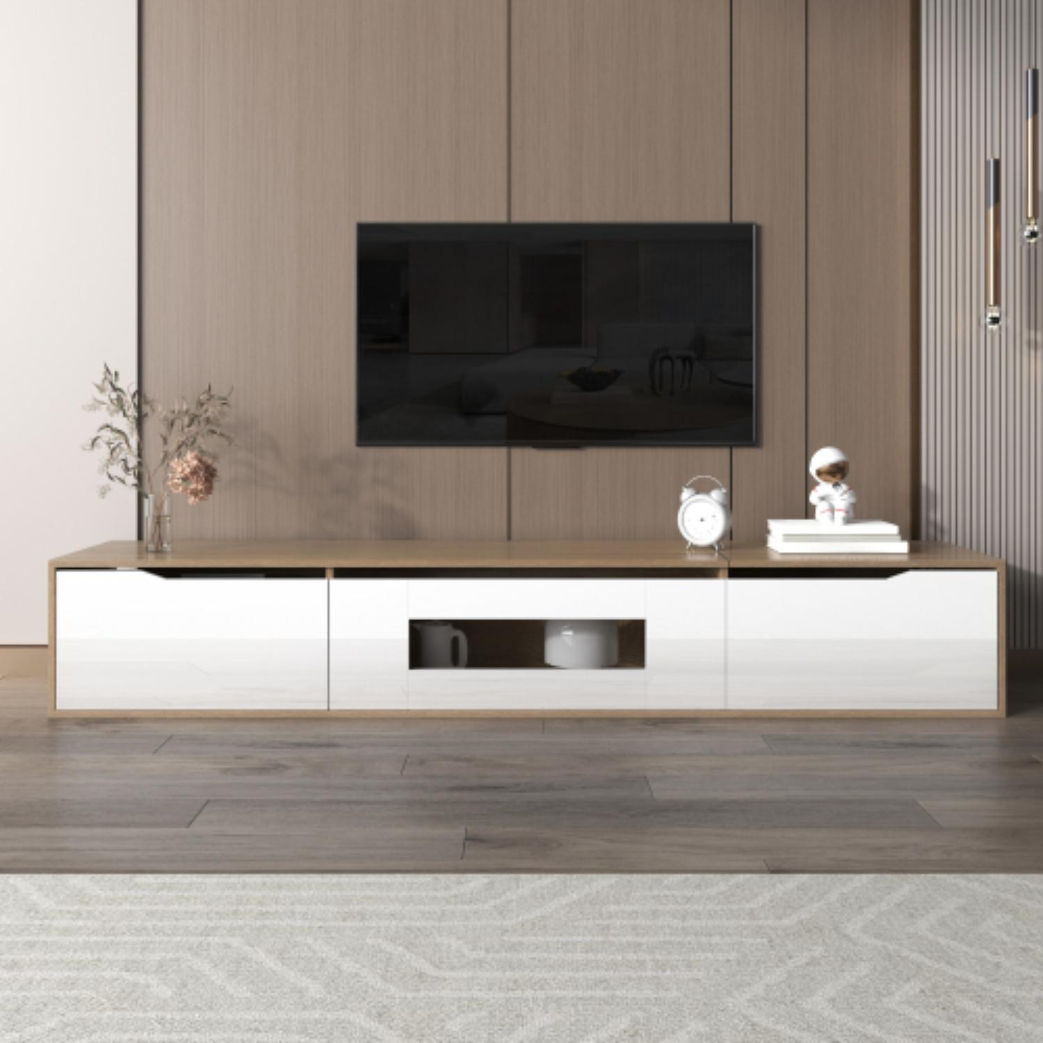 Wohnzimmer mit weißem und holzfarbenem TV-Ständer, TV an der Wand montiert und Teppich auf dem Boden.