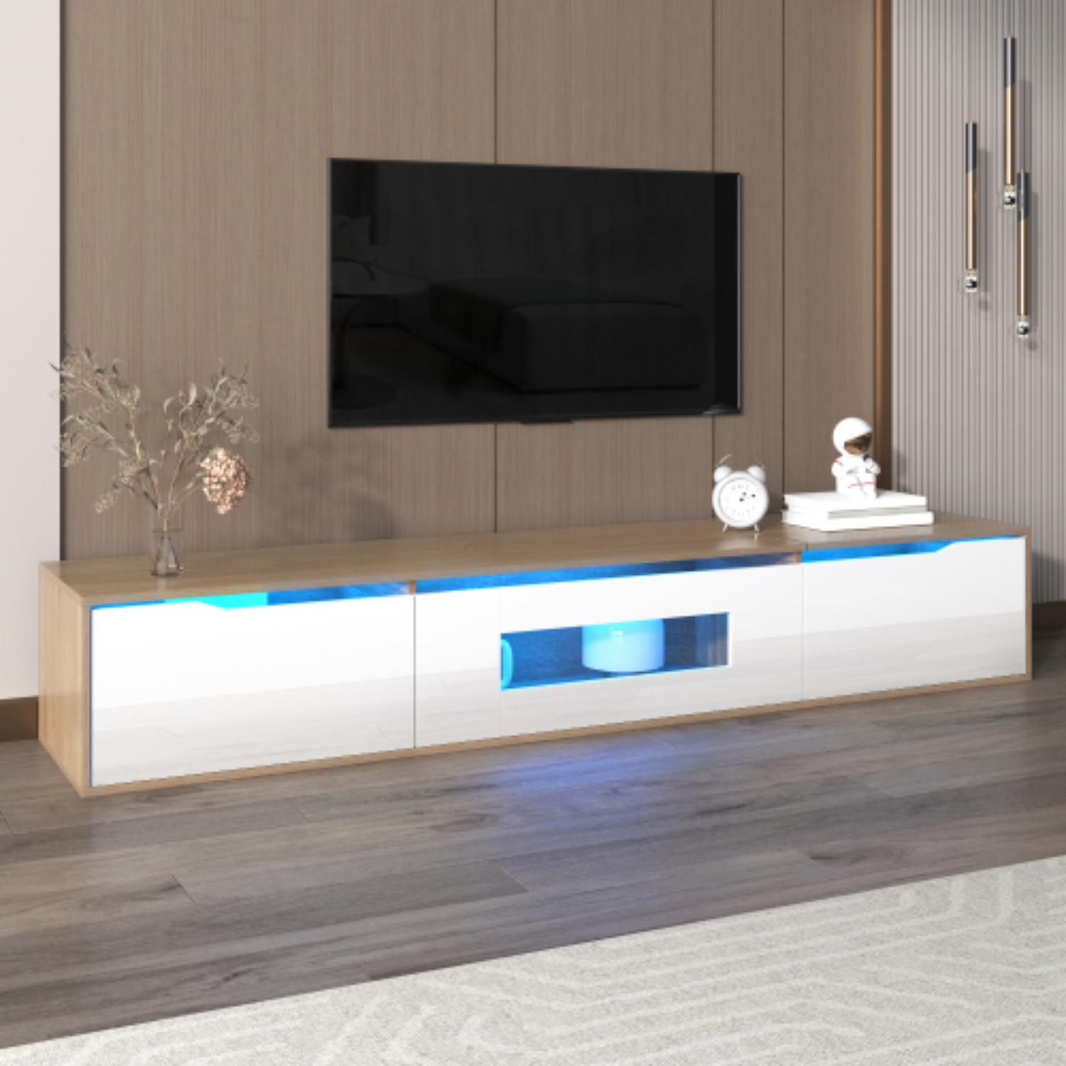 Moderner TV-Ständer mit weißen Schränken, Holzplatte und blauer LED-Beleuchtung. Ein Fernseher ist oben an der Wand montiert.