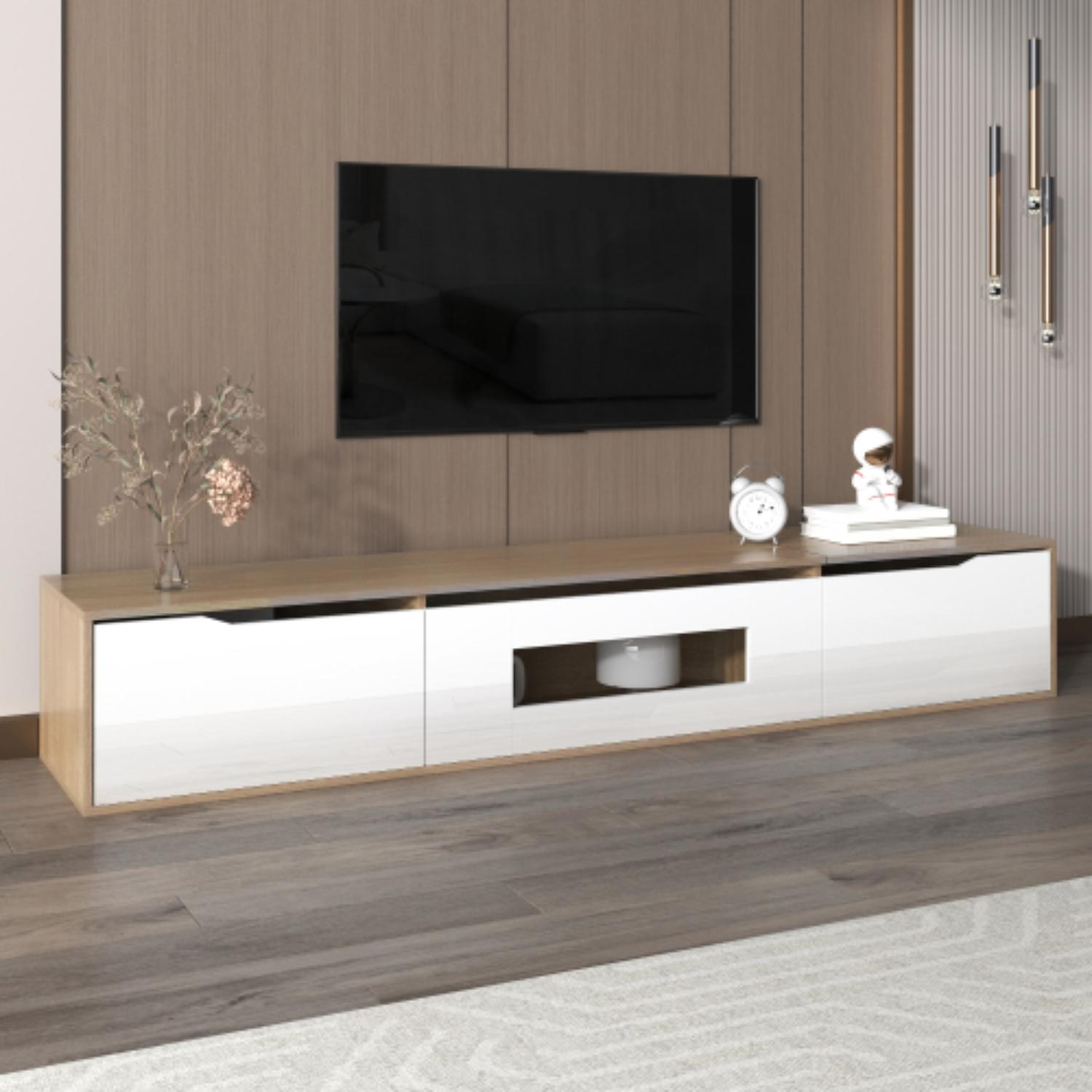 Moderner TV-Ständer mit weißen Schränken, Holzplatte und blauer LED-Beleuchtung. Ein Fernseher ist oben an der Wand montiert.