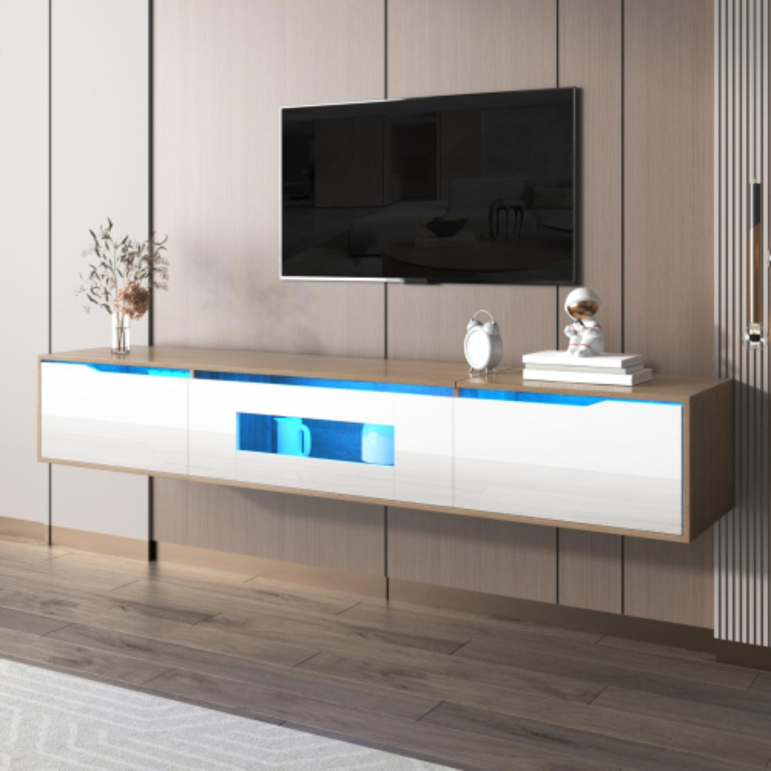 Moderner TV-Ständer mit weißen Schränken, Holzplatte und einem Fernseher an der Wand. Der Ständer schwebt.