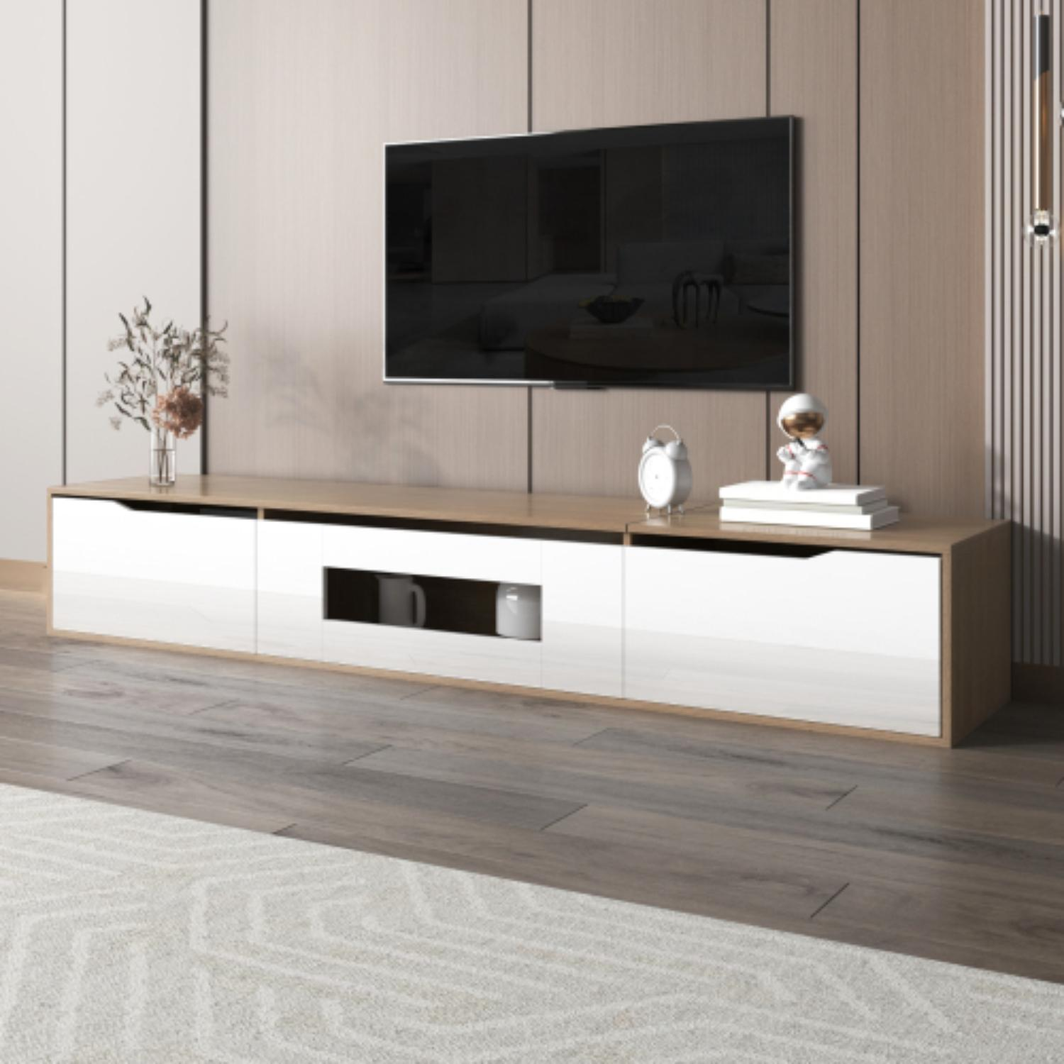 Moderner TV-Ständer mit weißen Schränken, Holzplatte und einem Fernseher an der Wand. Der Ständer schwebt.