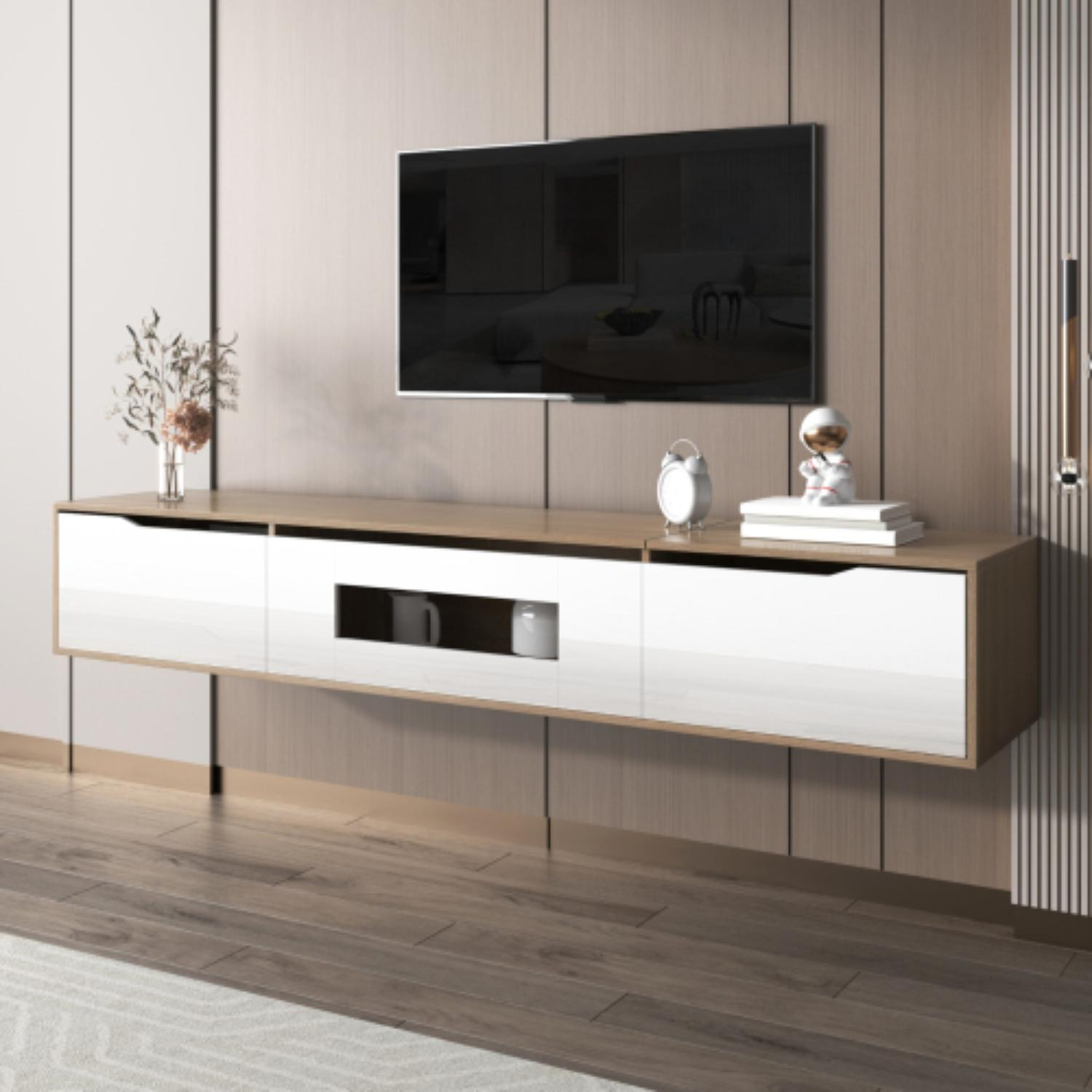 Moderner TV-Ständer mit weißen Schränken, Holzplatte und einem Fernseher an der Wand. Der Ständer schwebt.