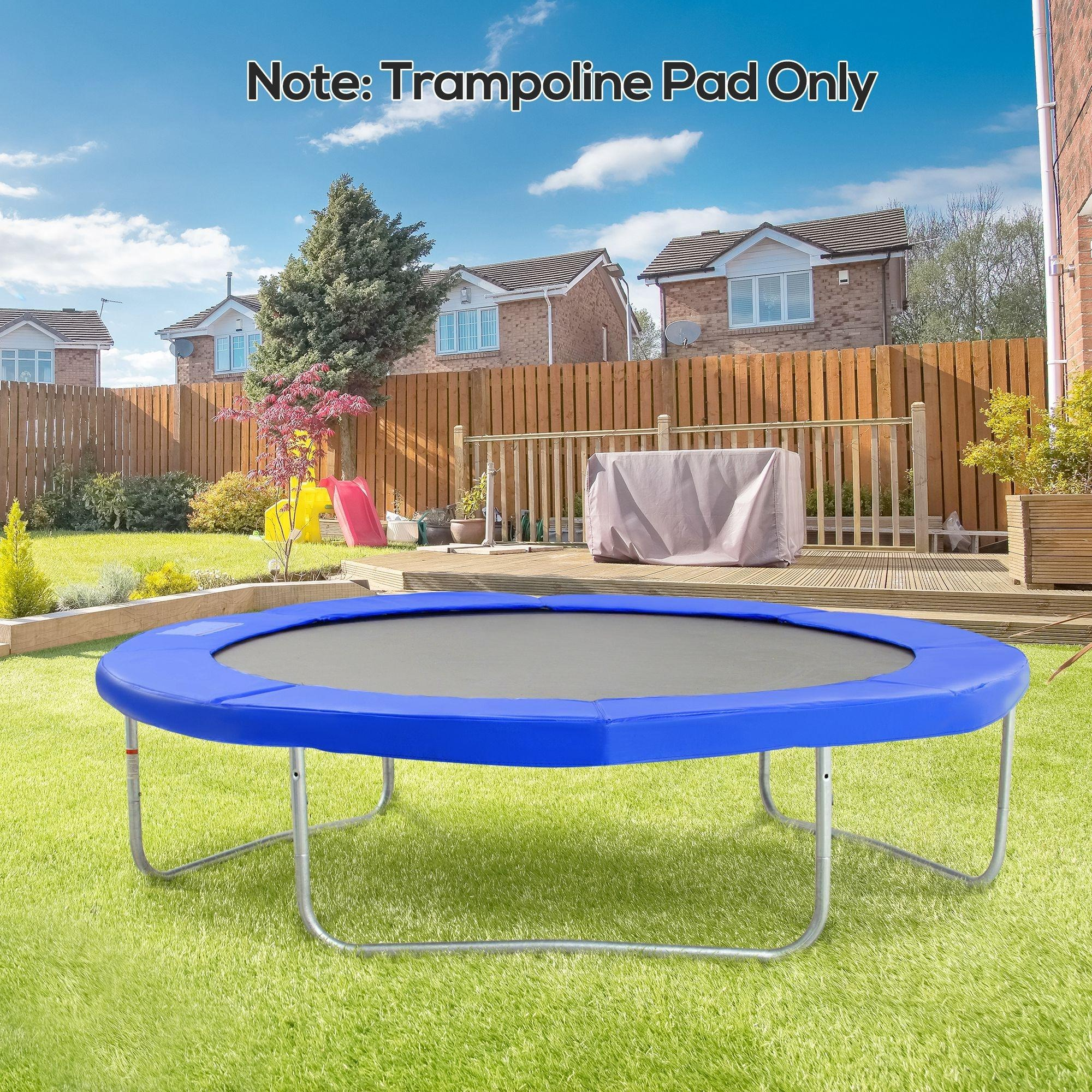 Blaues Trampolin auf grünem Gras. Hinweis: Nur Trampolinpolster. Blauer Himmel.