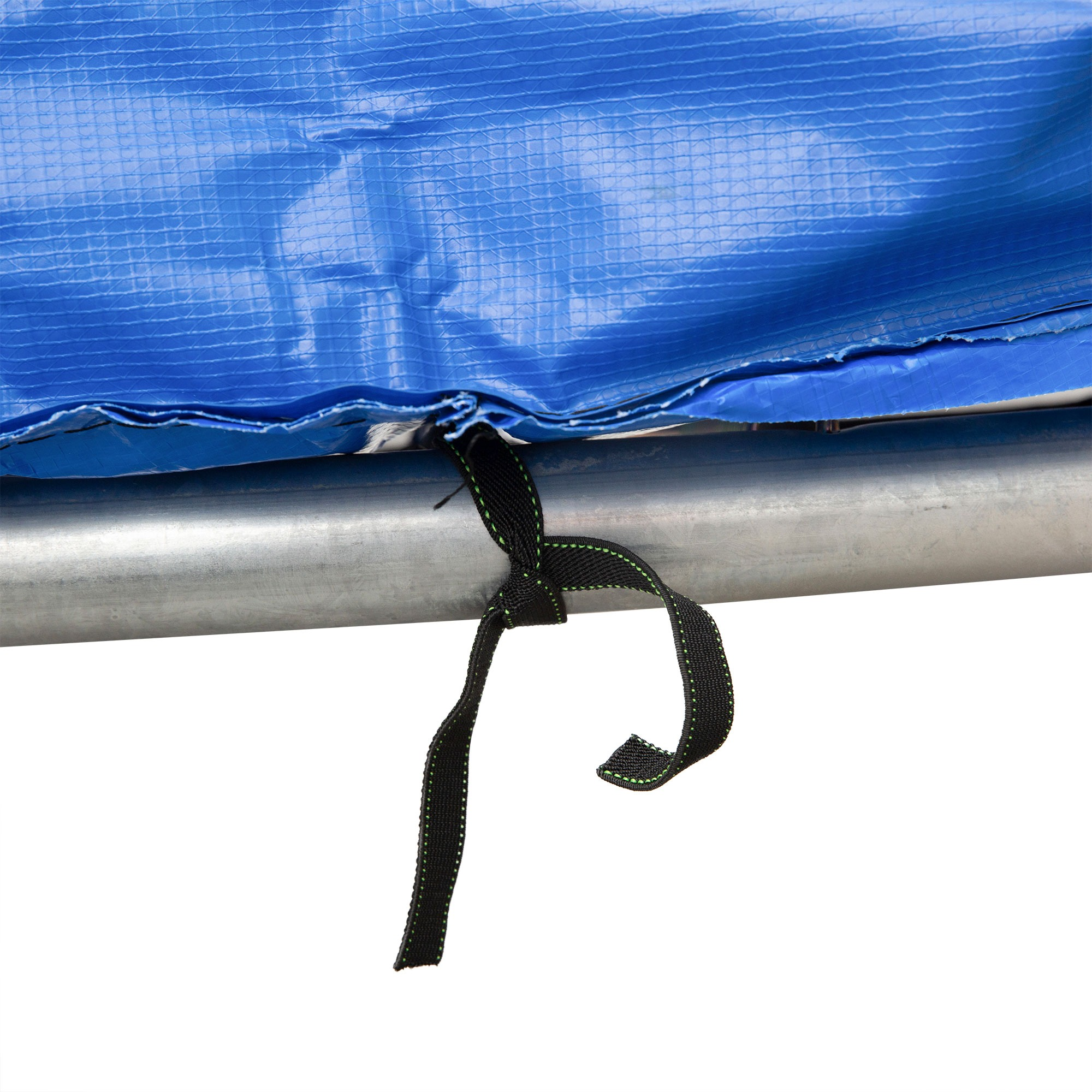 Blaues Material um eine Metallstange gewickelt, mit einem schwarzen Band herunterhängend.