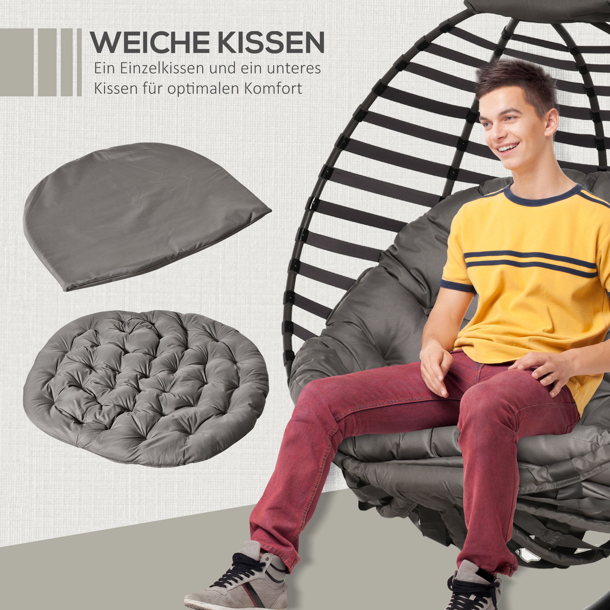 Ein Mann sitzt in einem grauen Hängesessel mit weichen Kissen, mit gelbem Hemd und roter Hose.