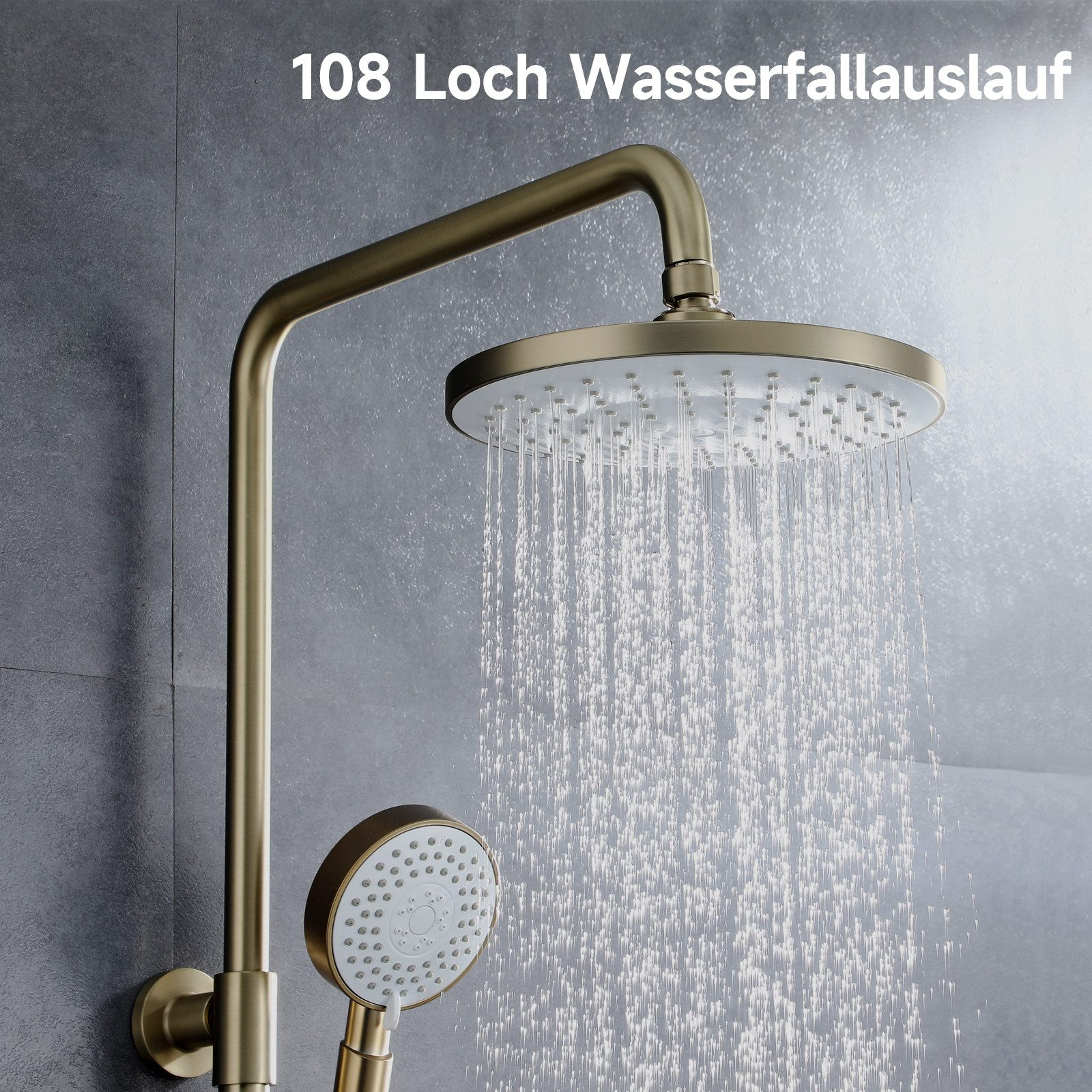 Goldener Duschkopf mit 108-Loch-Wasserauslass und Wasserfalleffekt, an grauer Fliesenwand montiert.
