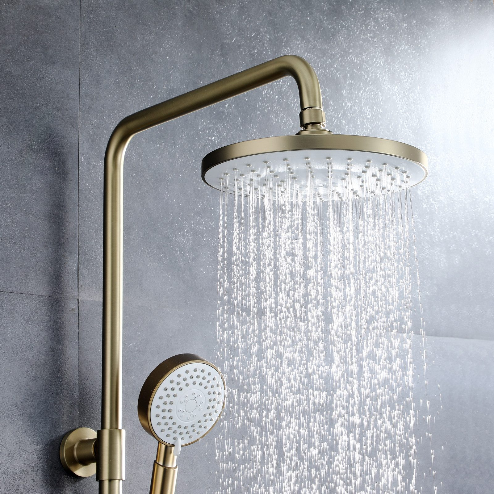 Goldener Duschkopf mit fließendem Wasser und eine kleine Handbrause. Grauer Hintergrund.