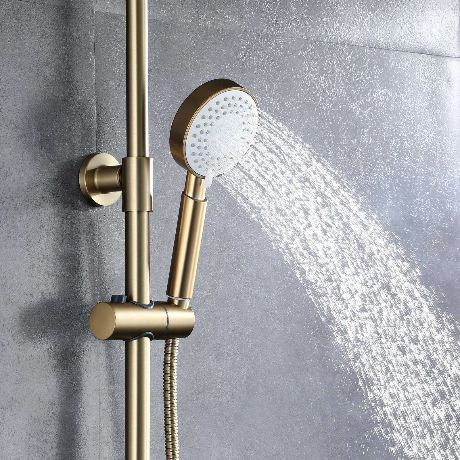 Ein goldener Duschkopf sprüht Wasser. Die Dusche ist an einer grau gefliesten Wand montiert.