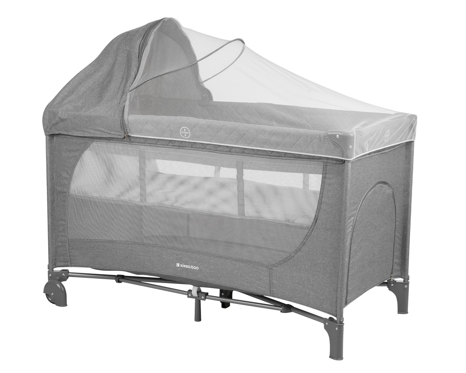 Ein graues Baby-Reisebett mit Netzseite und Moskitonetz oben. Das Bett ist offen.