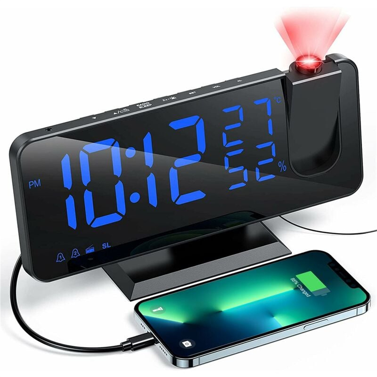 Ein schwarzer digitaler Wecker mit blauer Anzeige. Ein Telefon wird auf der Basis aufgeladen.