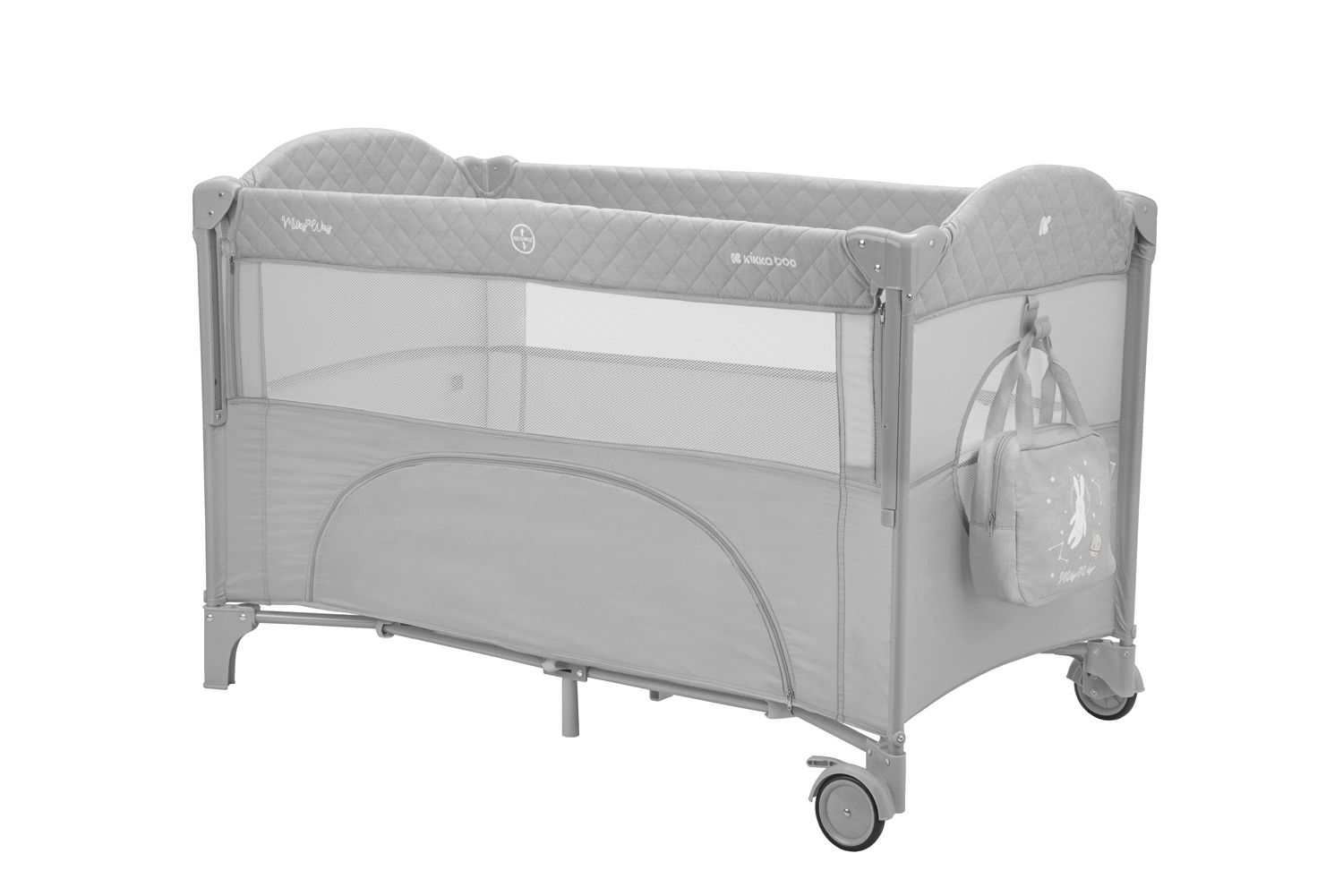 Graues Babybett mit Netzwänden und einer kleinen Tasche. Es hat Räder auf weißem Untergrund.