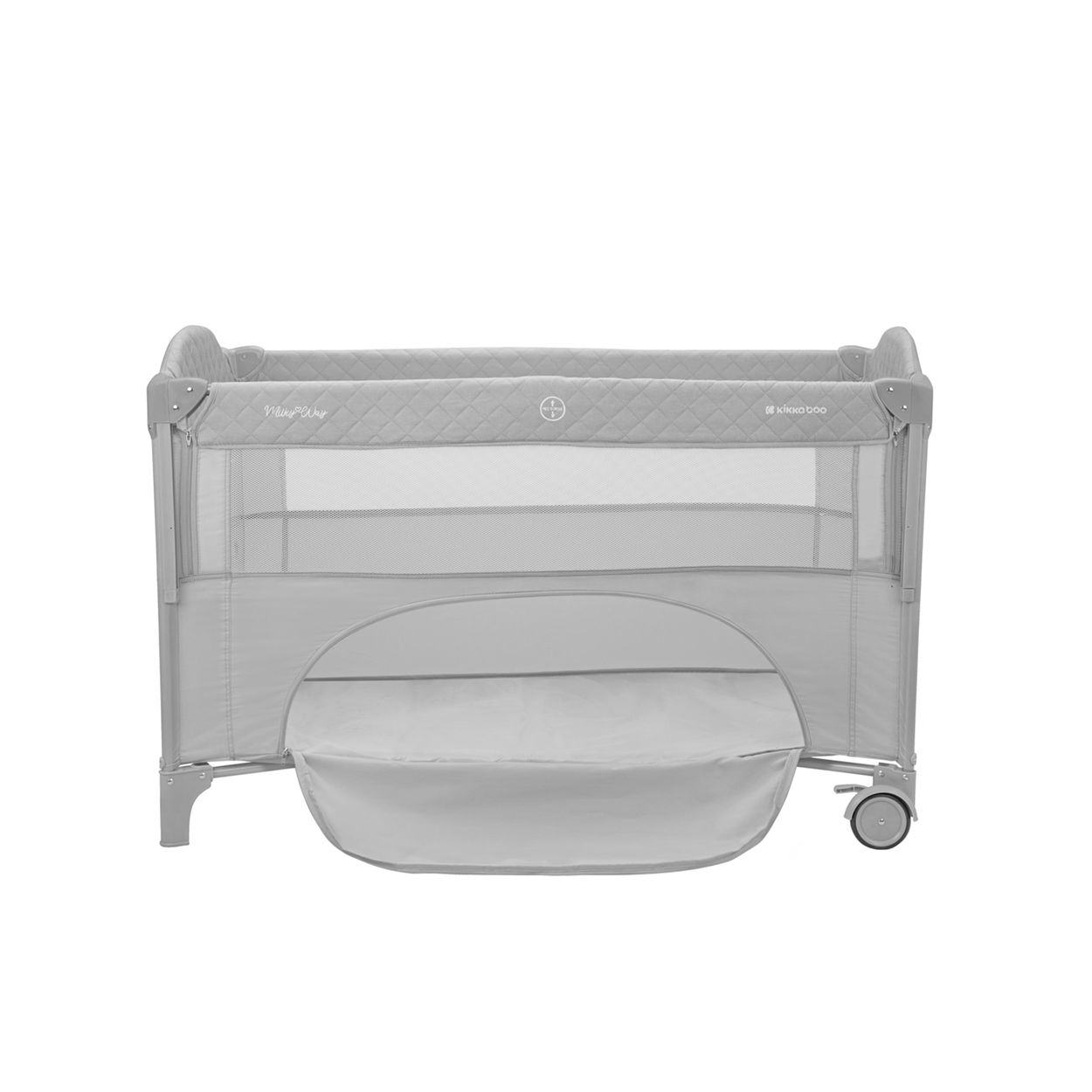 Ein graues Babybett mit grauem Boden. Der Hintergrund ist weiß.