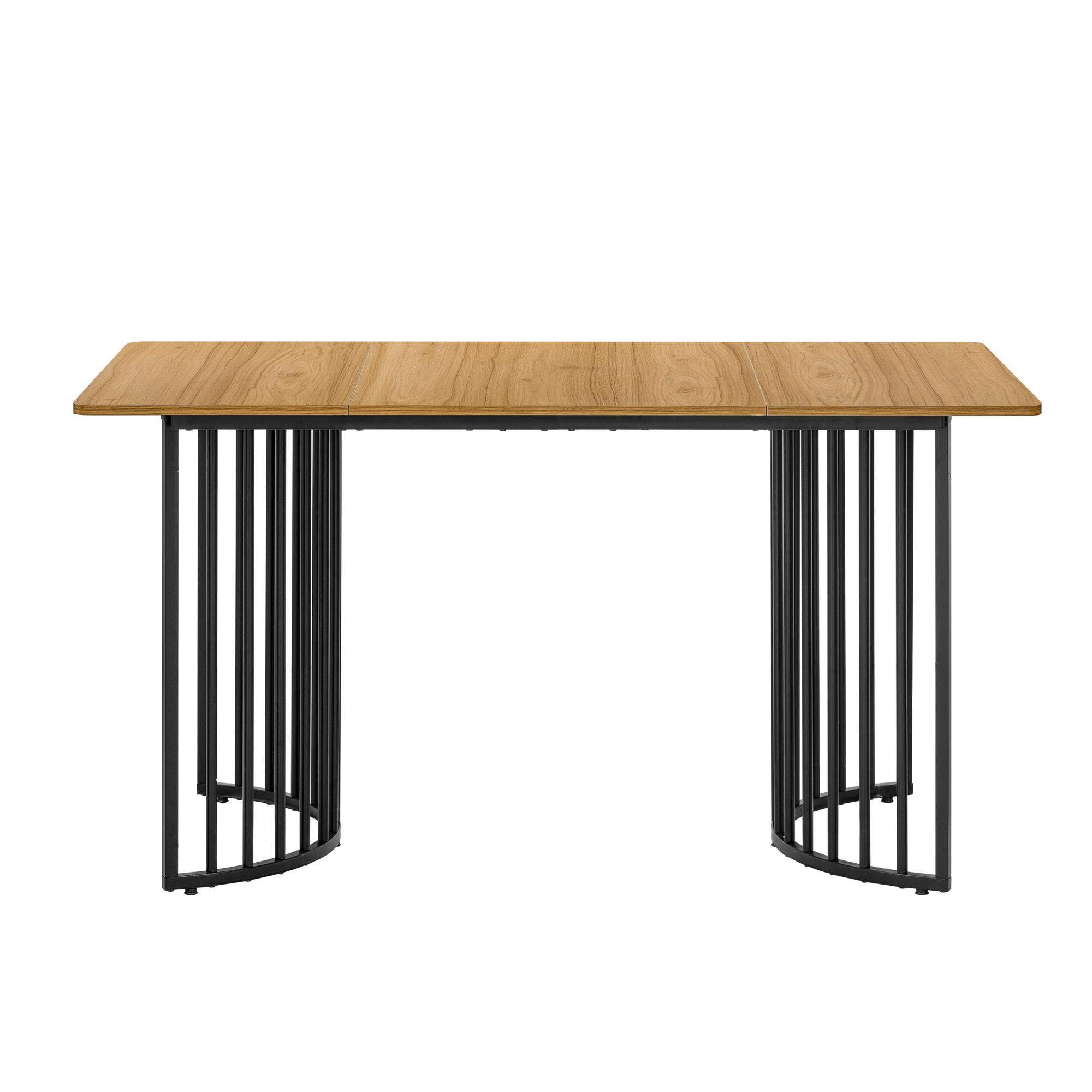 Holztisch mit schwarzen Metallbeinen, isoliert auf weißem Hintergrund.