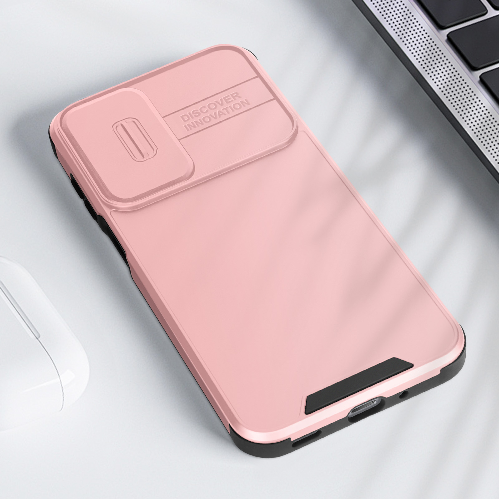 Custodia per telefono rosa su una superficie bianca. Accenti neri. La custodia dice: "SCOPRI L'INNOVAZIONE".