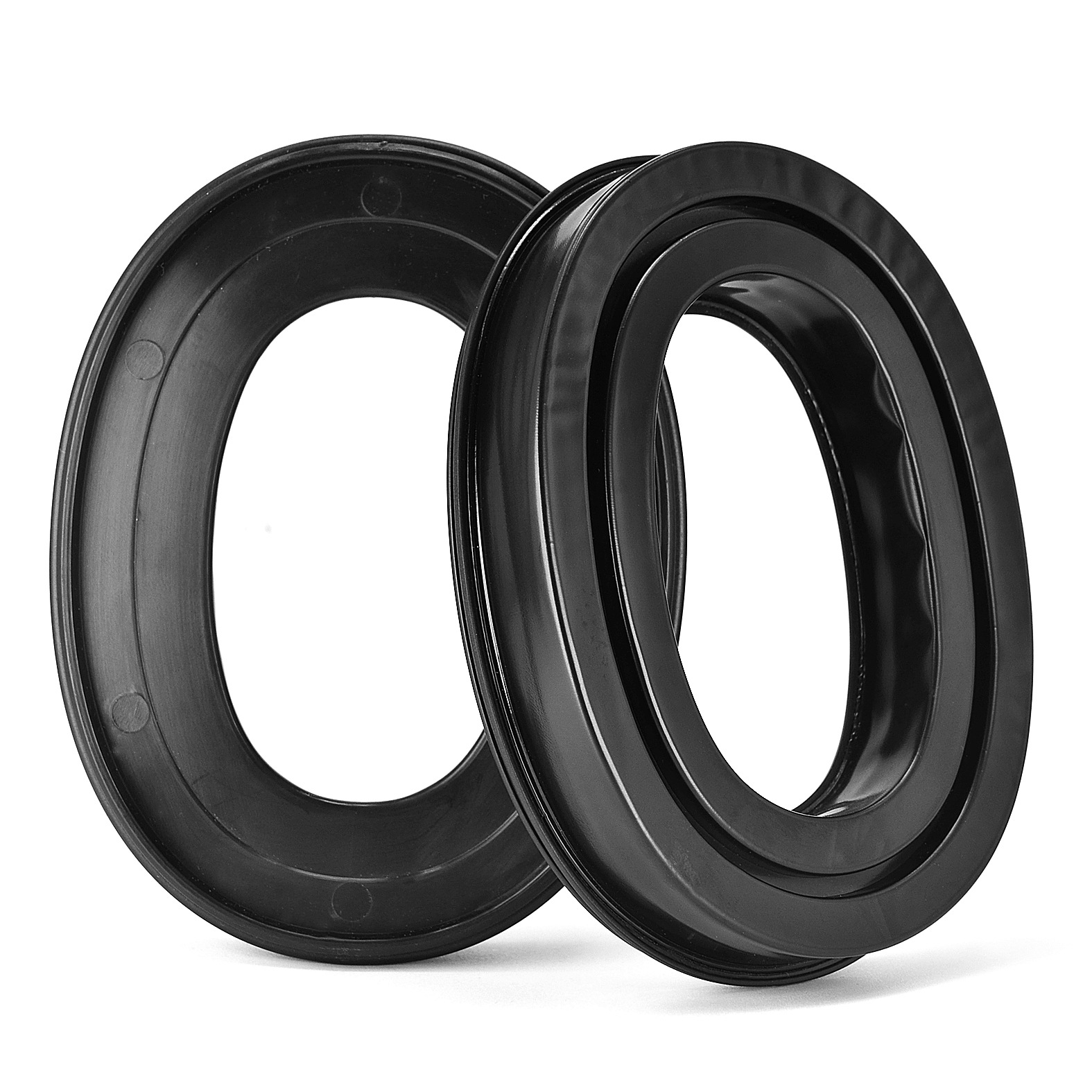 Due cuscinetti auricolari ovali neri. Ognuno ha un anello interno rialzato.