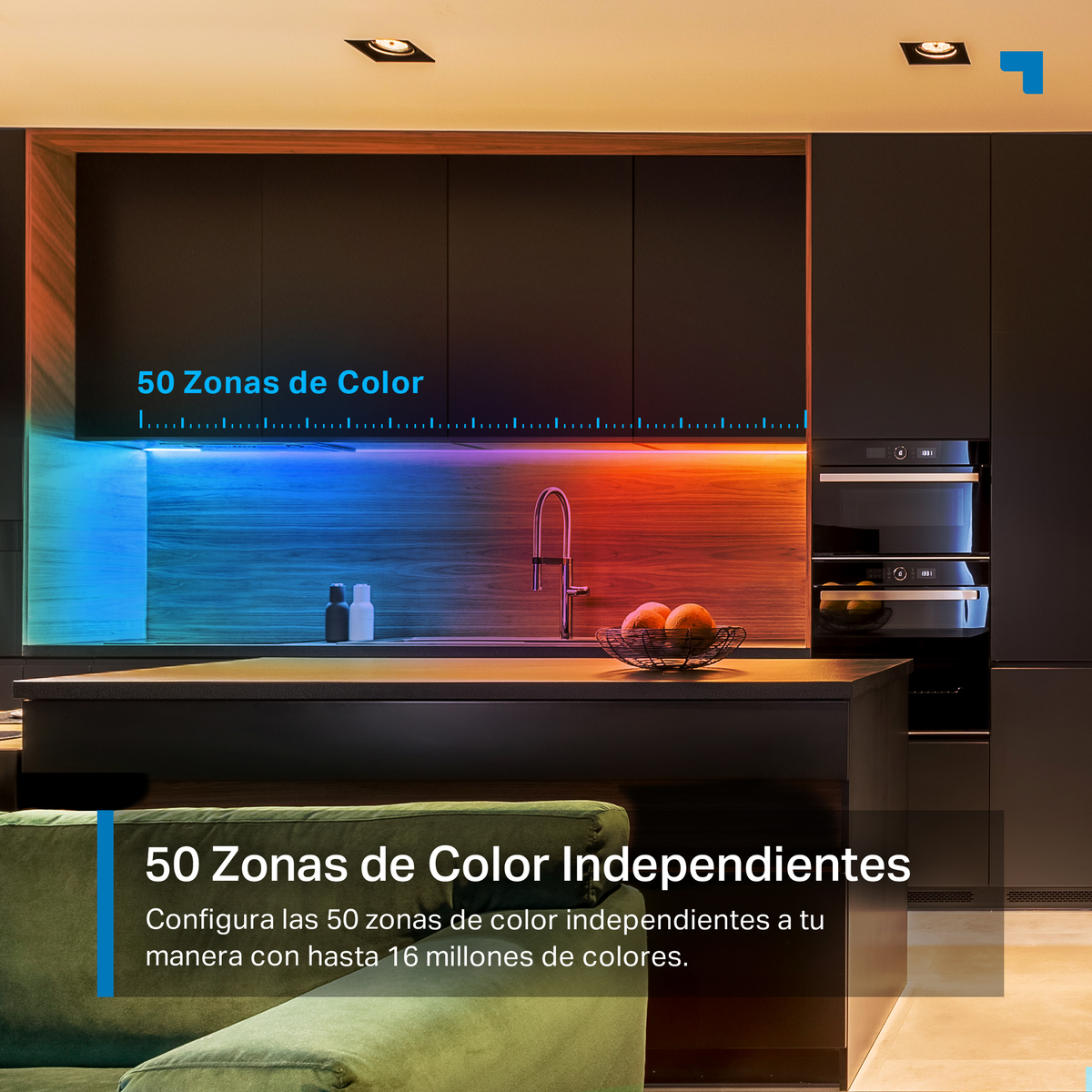 Une cuisine moderne avec des lumières LED changeant de couleur au-dessus de l'îlot. Texte: '50 Zones de Couleur'.