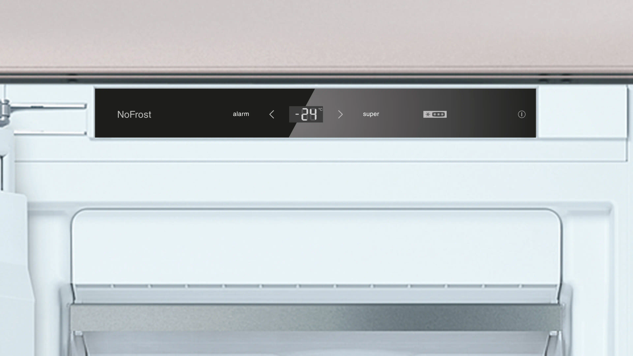 Zbliżenie panelu sterowania zamrażarki z NoFrost, -24 stopnie i innymi ikonami.