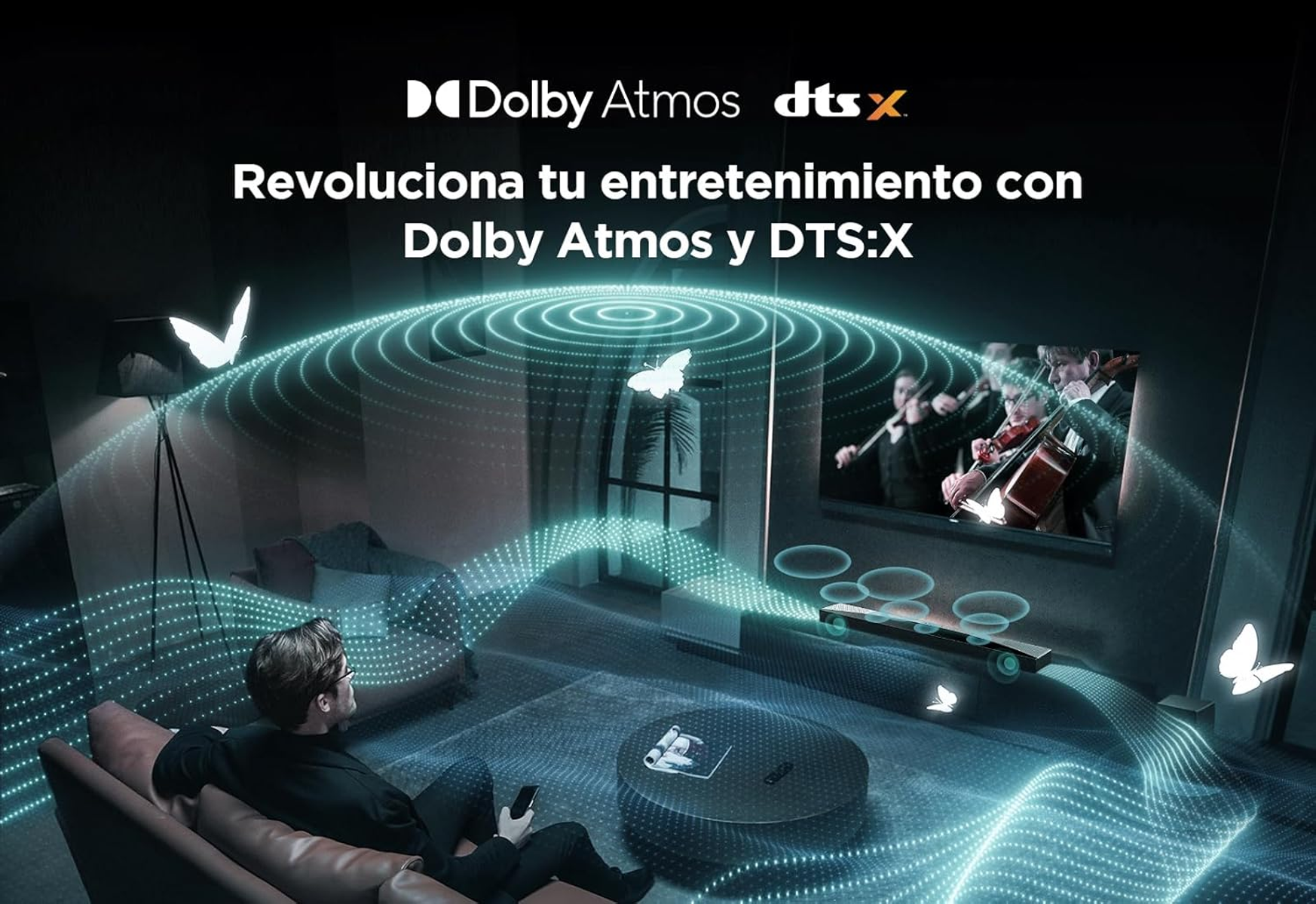 Salon z mężczyzną oglądającym telewizję, soundbarem i motylami. Fale dźwiękowe są widoczne. Ciemne otoczenie.