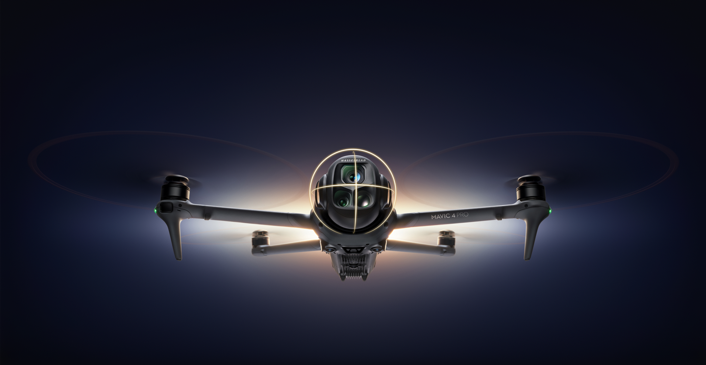 Dron ze światłami na ciemnoniebieskim tle.