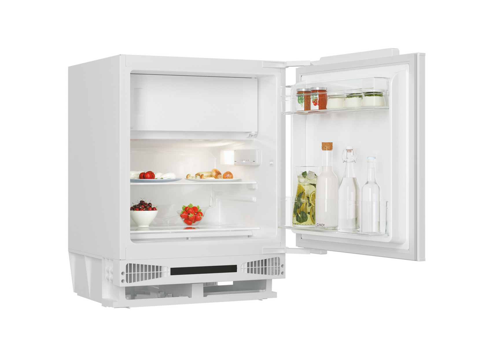 Biała lodówka z otwartymi drzwiami, eksponująca jedzenie i napoje na półkach, na białym tle.