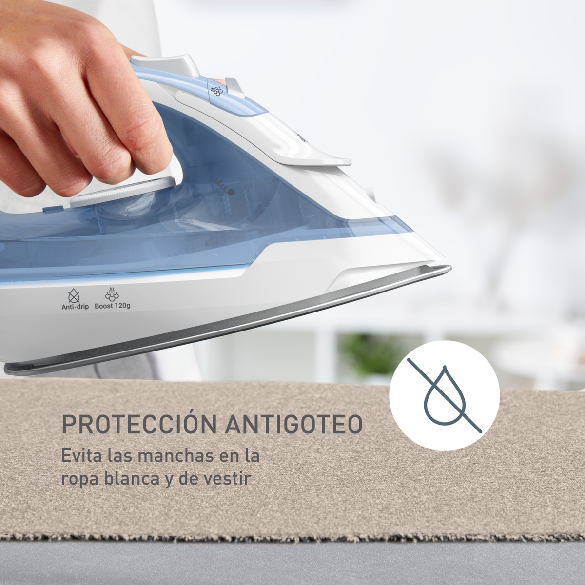 Eine Hand, die ein Bügeleisen benutzt, mit dem Text 'PROTECCIÓN ANTIGOTEO' und einem Nicht-Tropfen-Symbol.