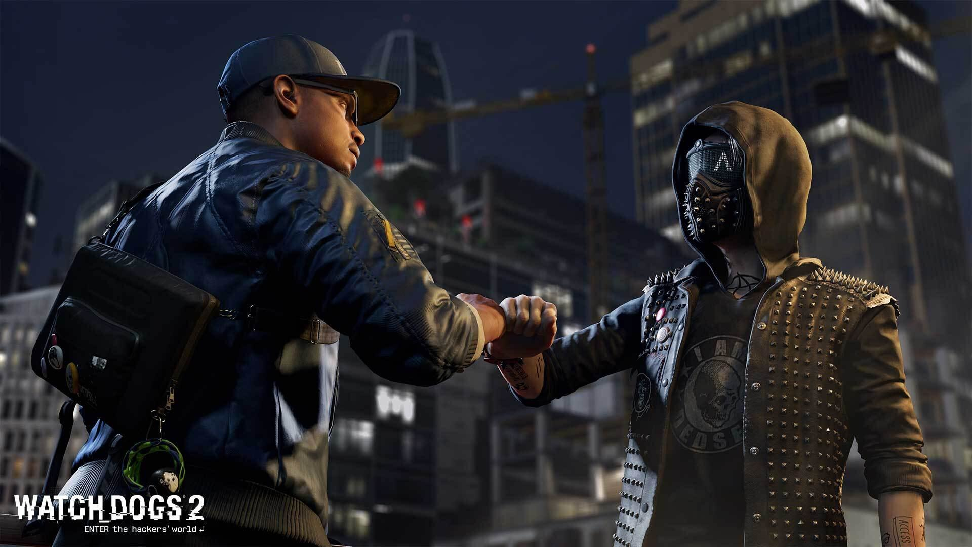 Dwóch mężczyzn w miejskim otoczeniu uderza się pięściami. Gra Watch Dogs 2 jest w tle.