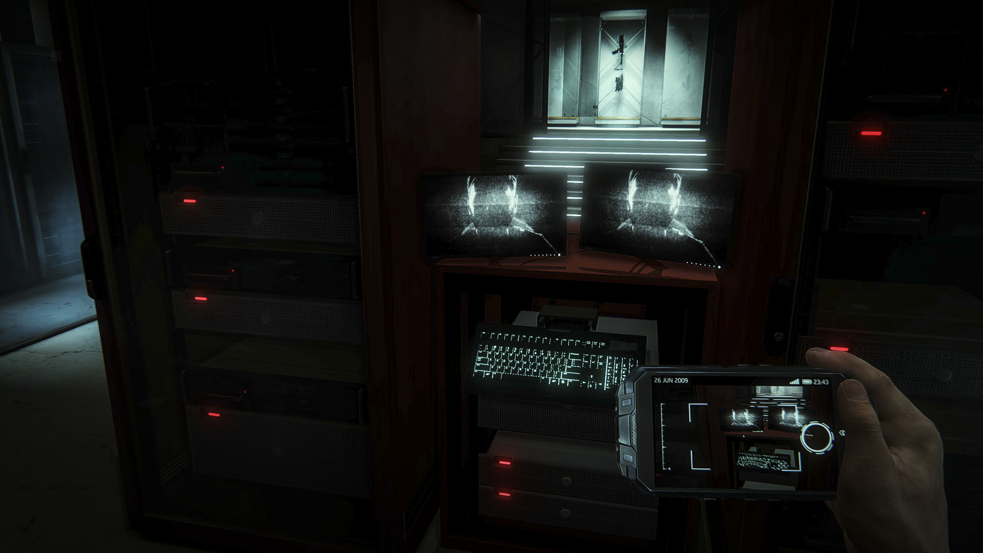 Osoba trzymająca telefon robi zdjęcie serwerów komputerowych w ciemnym pokoju.