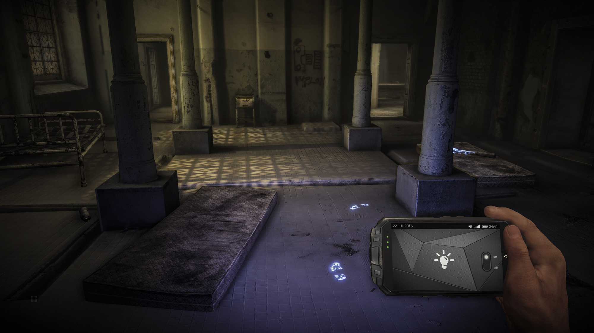 Ciemny pokój ze smartfonem pokazującym światło.