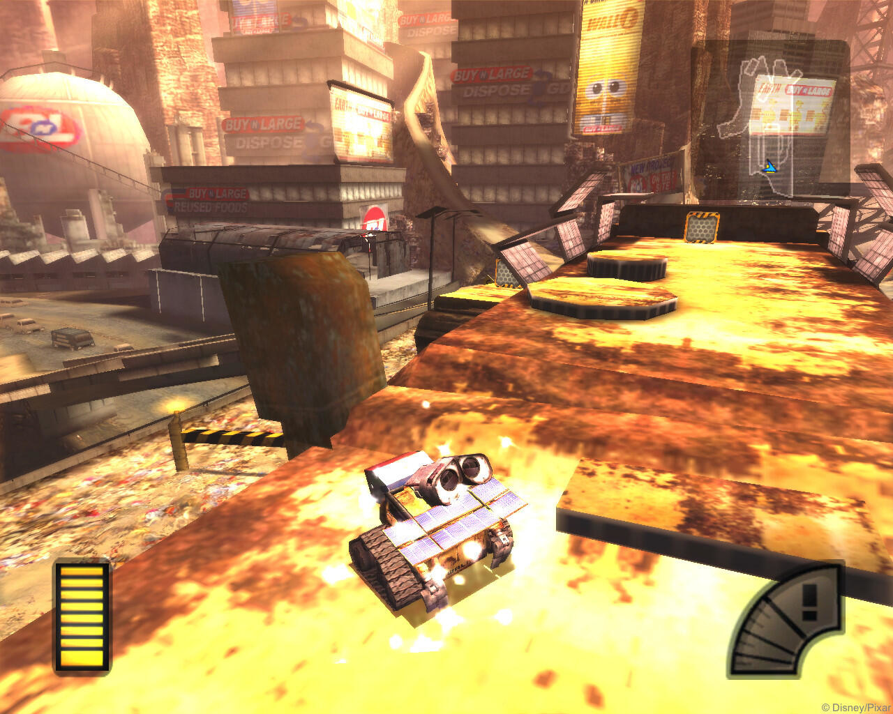 Wall-E in einer postapokalyptischen Landschaft. Gebäude und Müll im Hintergrund mit Schildern mit der Aufschrift "Buy N Large".