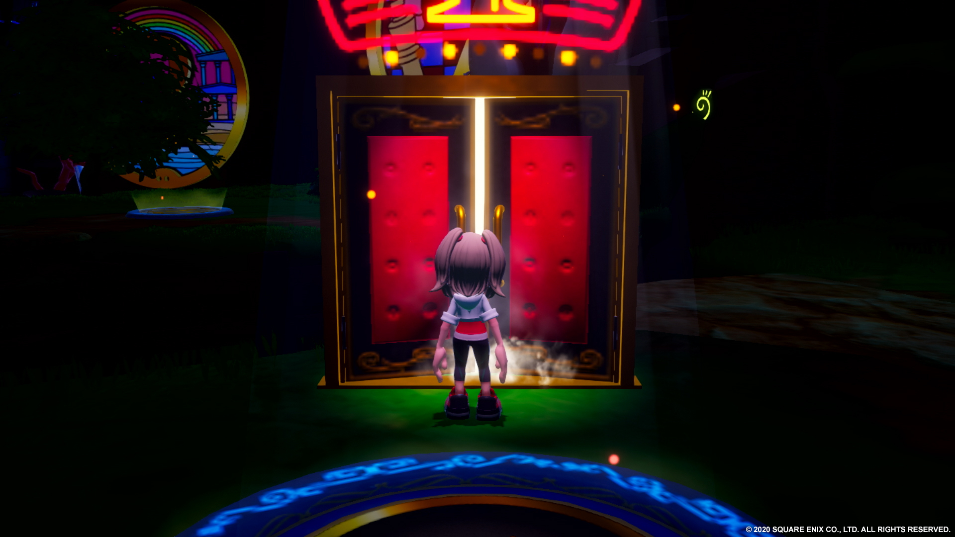 Osoba stojąca przed czerwonymi drzwiami w kolorowym, oświetlonym otoczeniu.