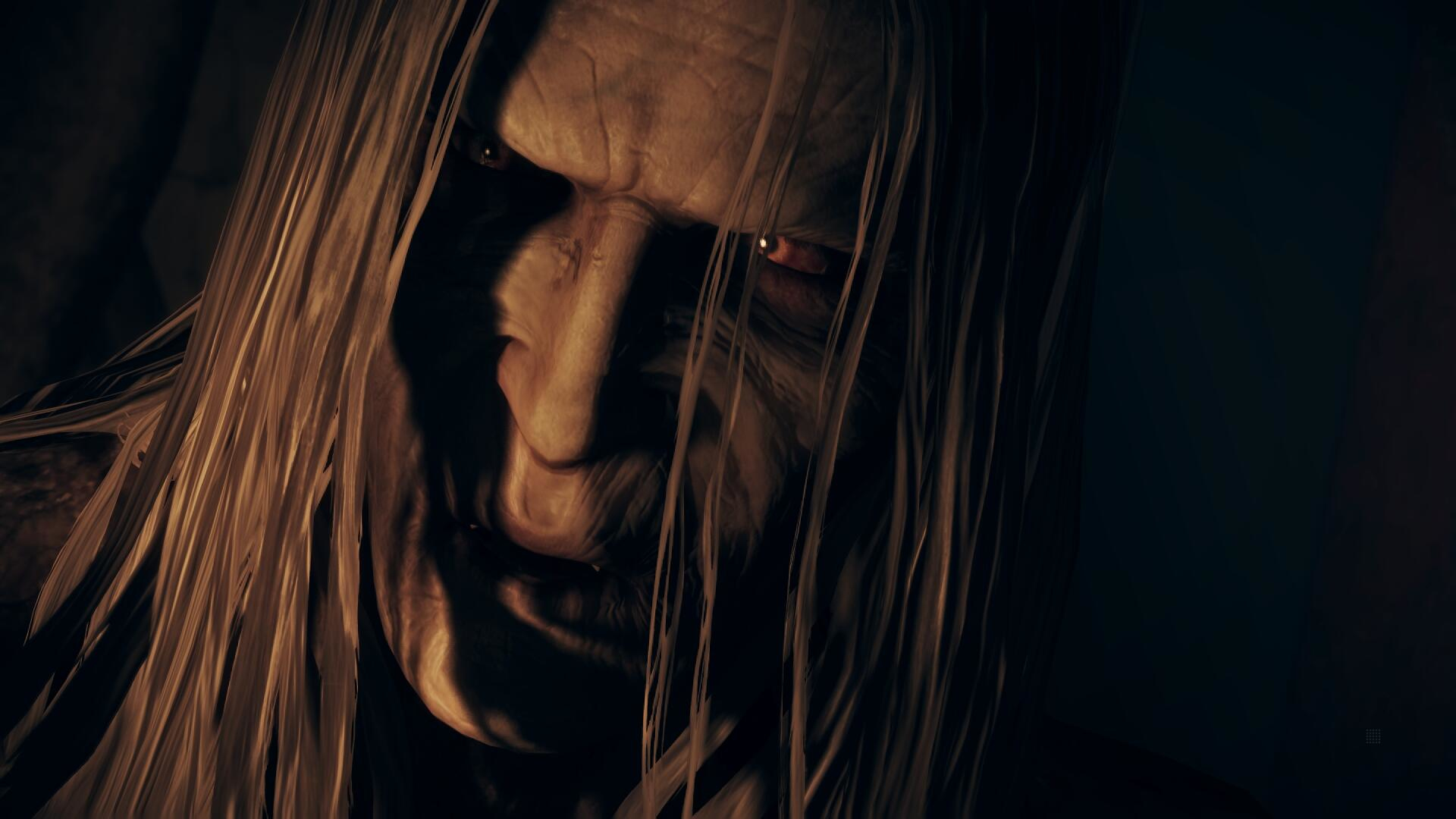 Zbliżenie przerażającej, starej kobiety z długimi, białymi włosami i czerwonymi oczami.