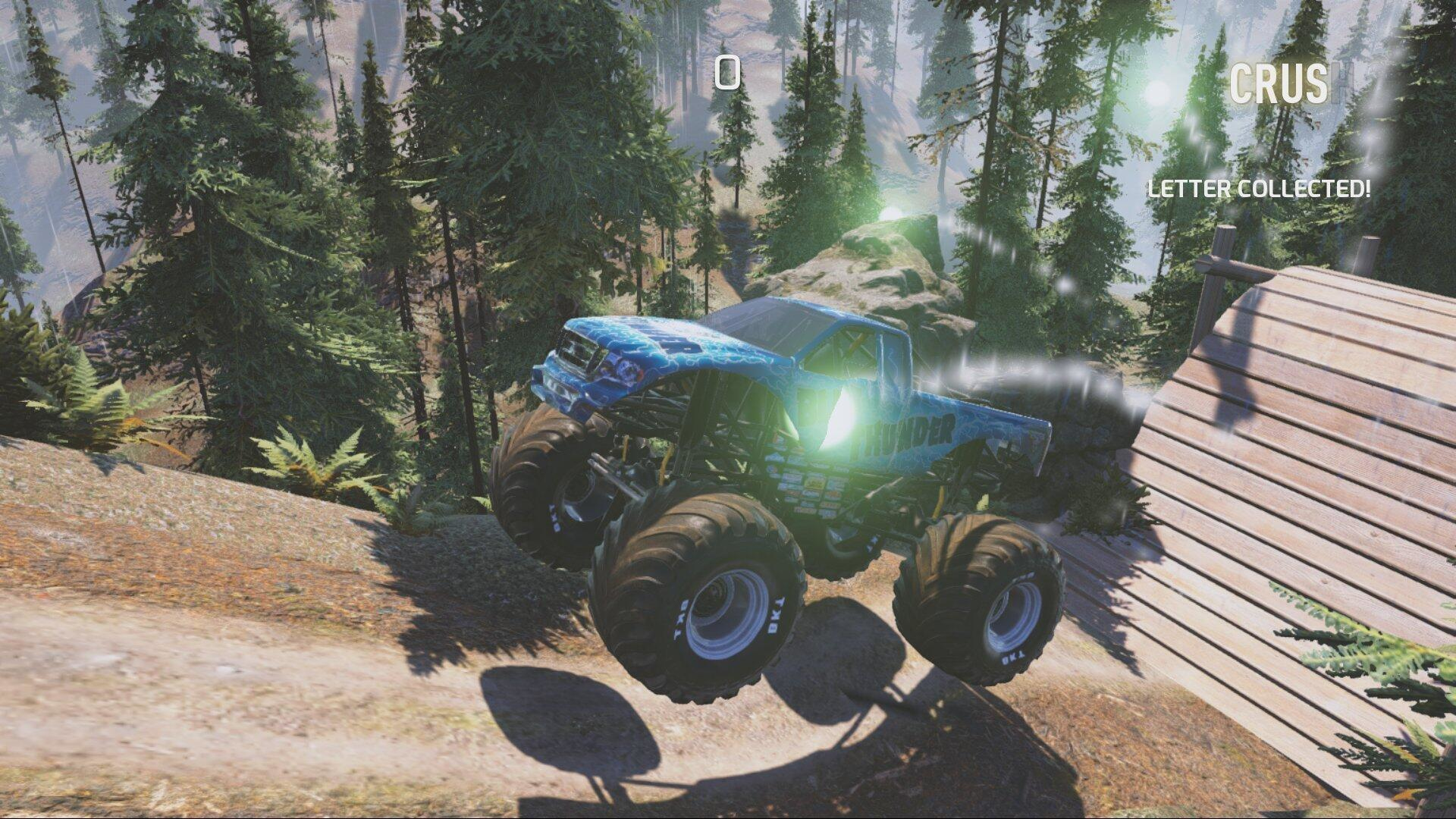 Ein Monstertruck befindet sich auf einem Hügel und springt. Bäume umgeben die Szene. Spiel-UI vorhanden.