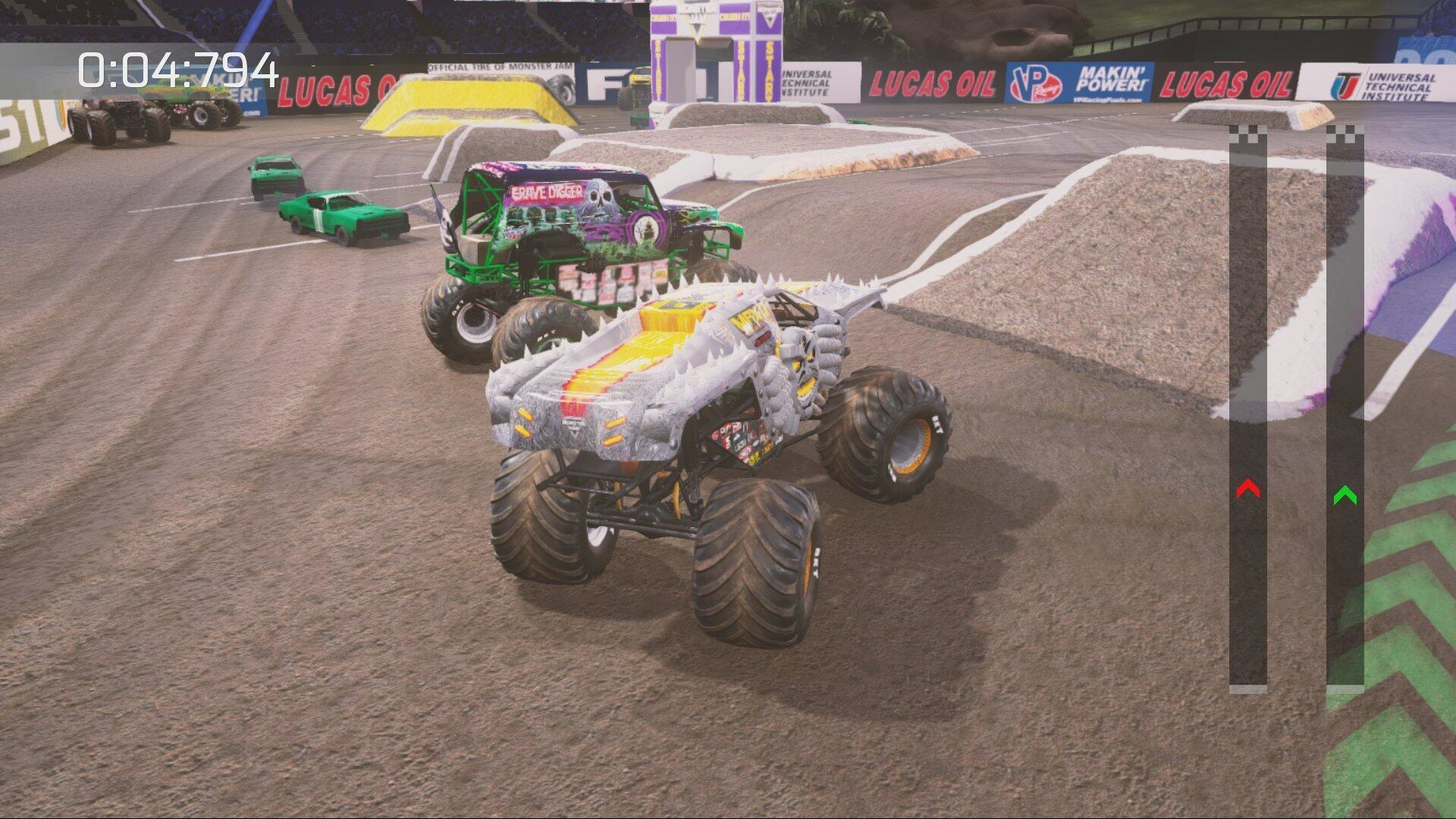 Monstertrucks fahren auf einer Rennstrecke. Einer grün, einer grau. Zeit und Logos sind sichtbar.