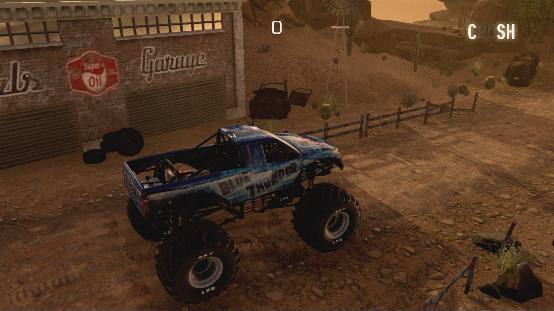 Ein Monstertruck in einer Wüstenszene in der Nähe einer Garage, mit Blue Thunder-Design. Spiel-UI sichtbar.