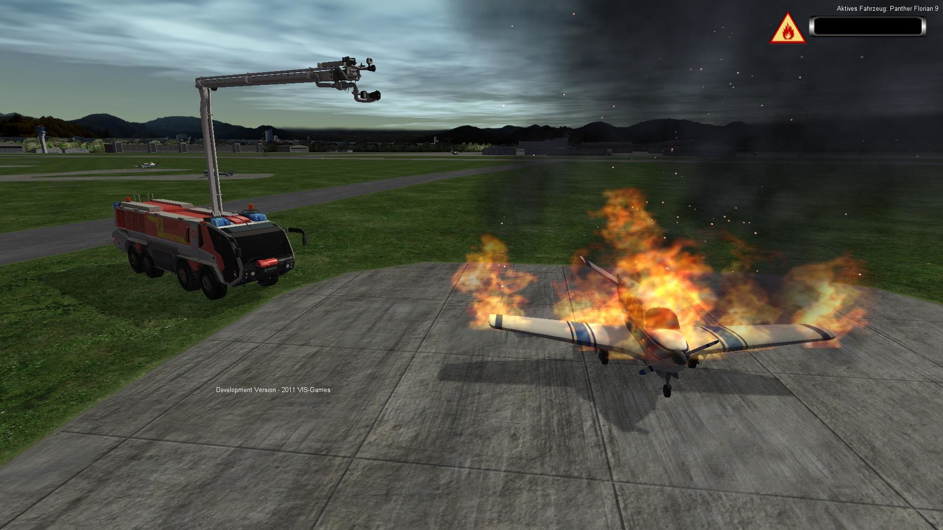 Ein brennendes Flugzeug auf der Landebahn. Ein Feuerwehrauto ist in der Nähe.