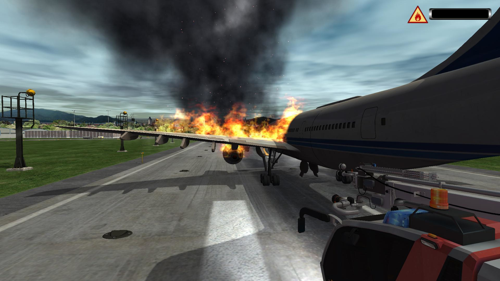 Ein großes Flugzeug brennt auf einer Landebahn. Ein Feuerwehrauto sprüht Wasser.