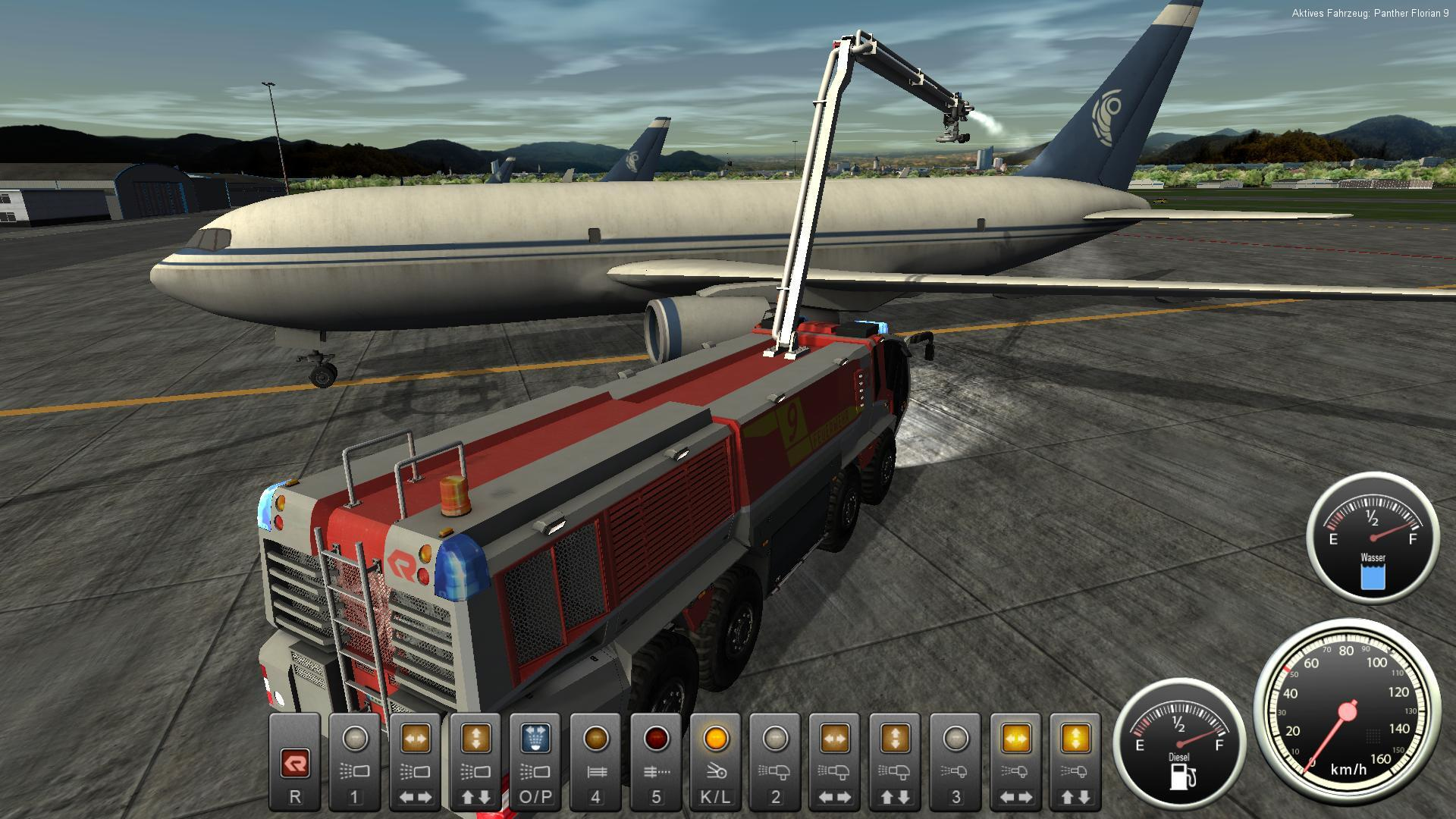 Ein Feuerwehrauto sprüht Wasser auf ein Flugzeug auf einer Landebahn.