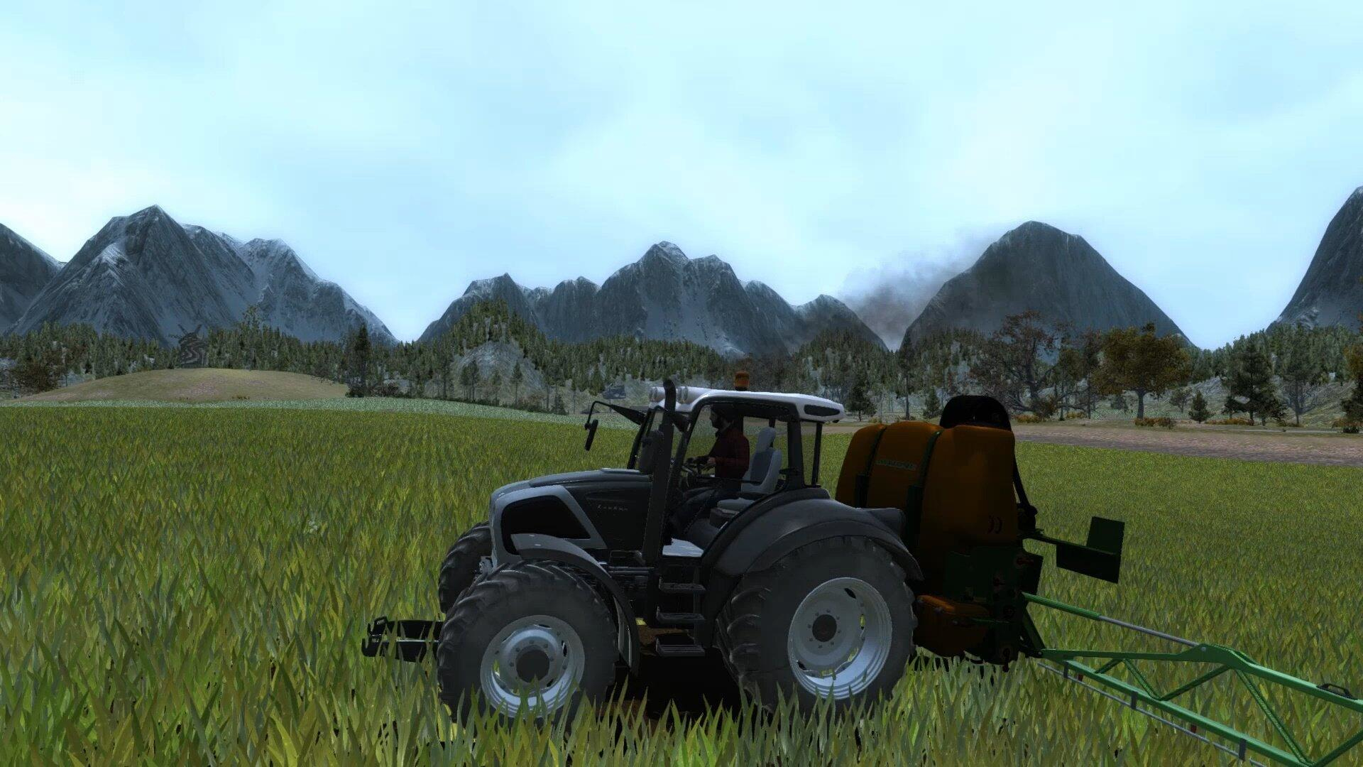 Traktor opryskuje pole, w tle góry.